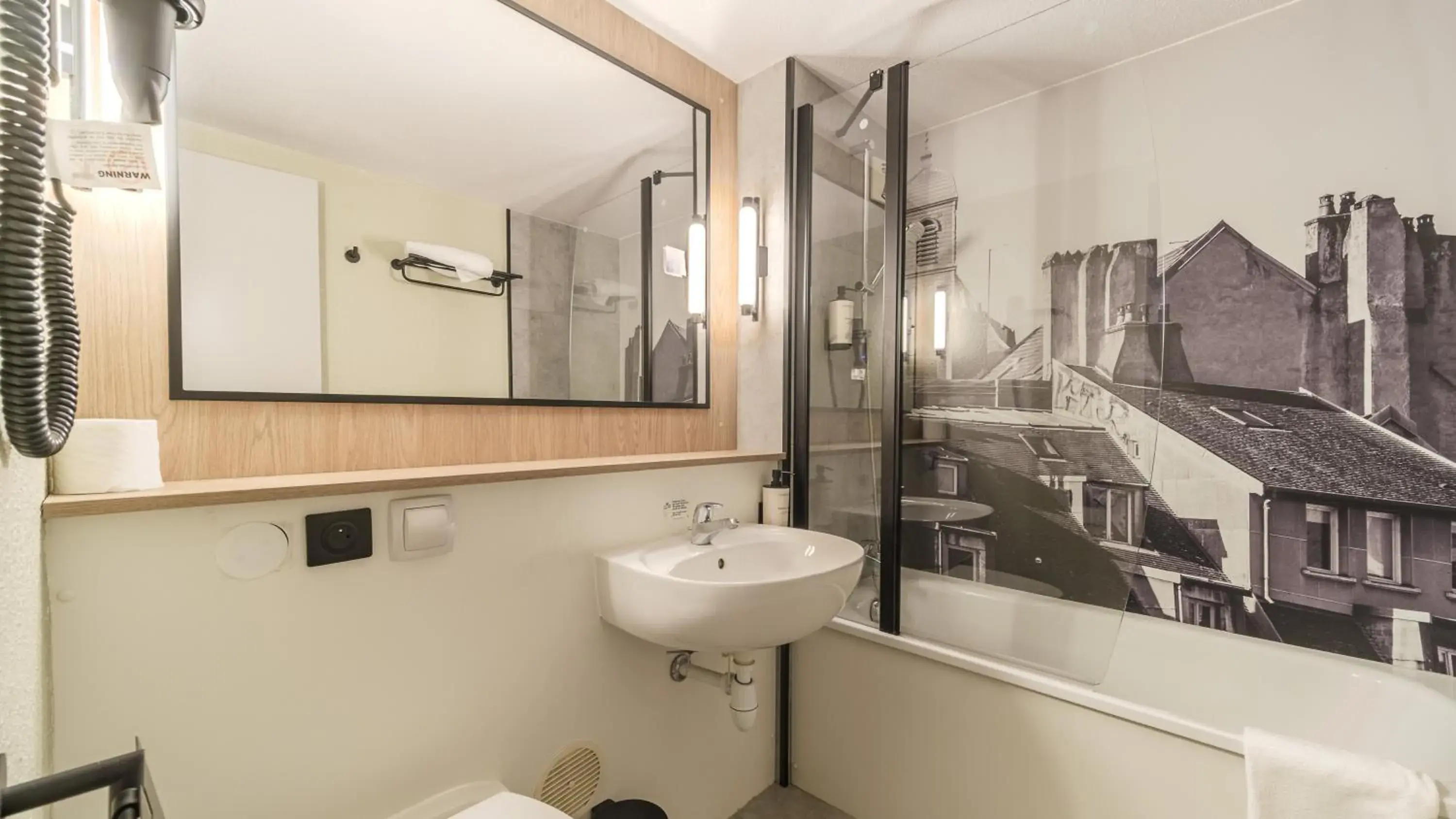 Bathroom in Campanile NATURE - Besançon Ouest Chateaufarine Bathroom in Campanile NATURE - Besançon Ouest Chateaufarine