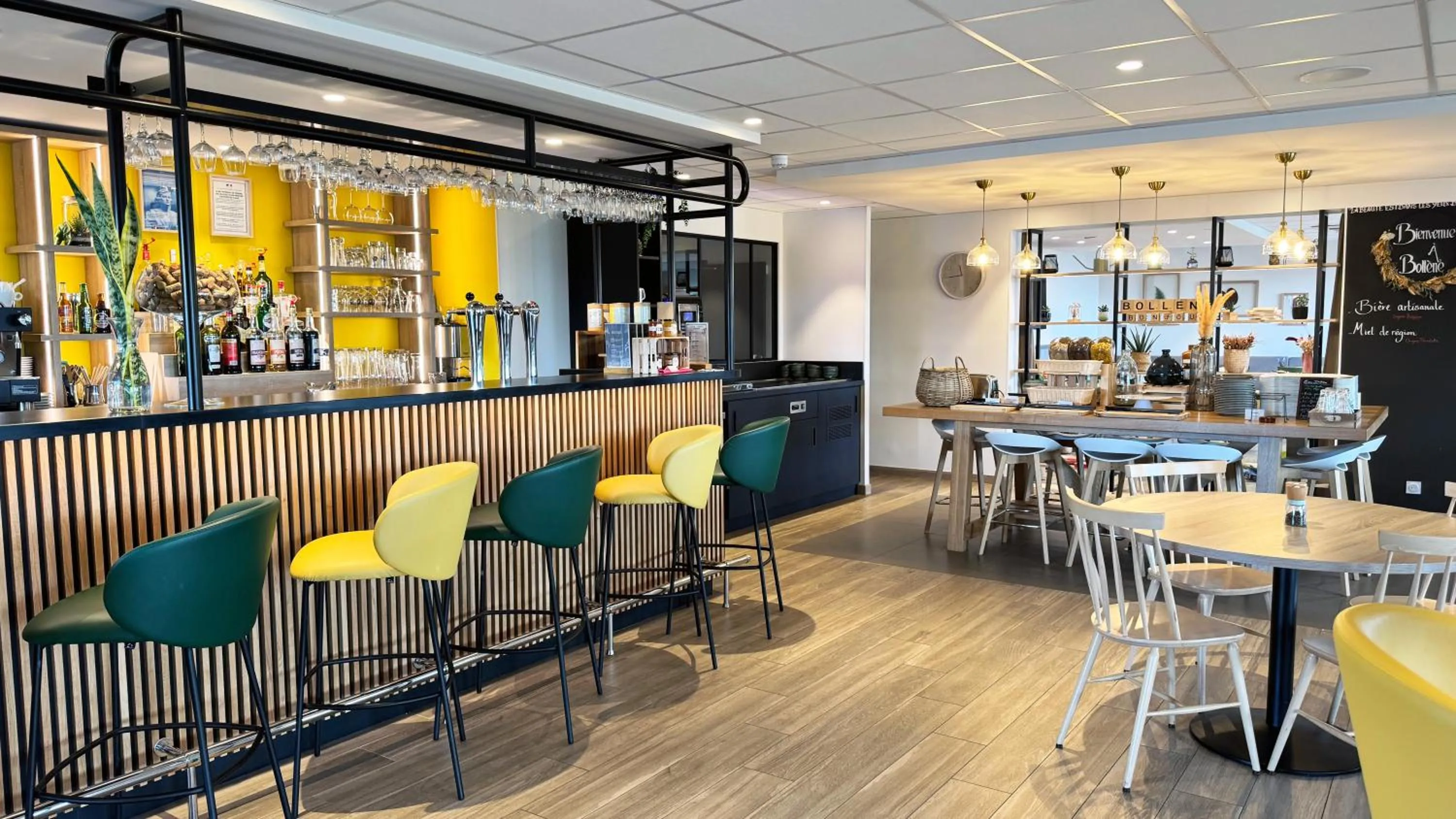 Lounge or bar in Campanile Bollène A7