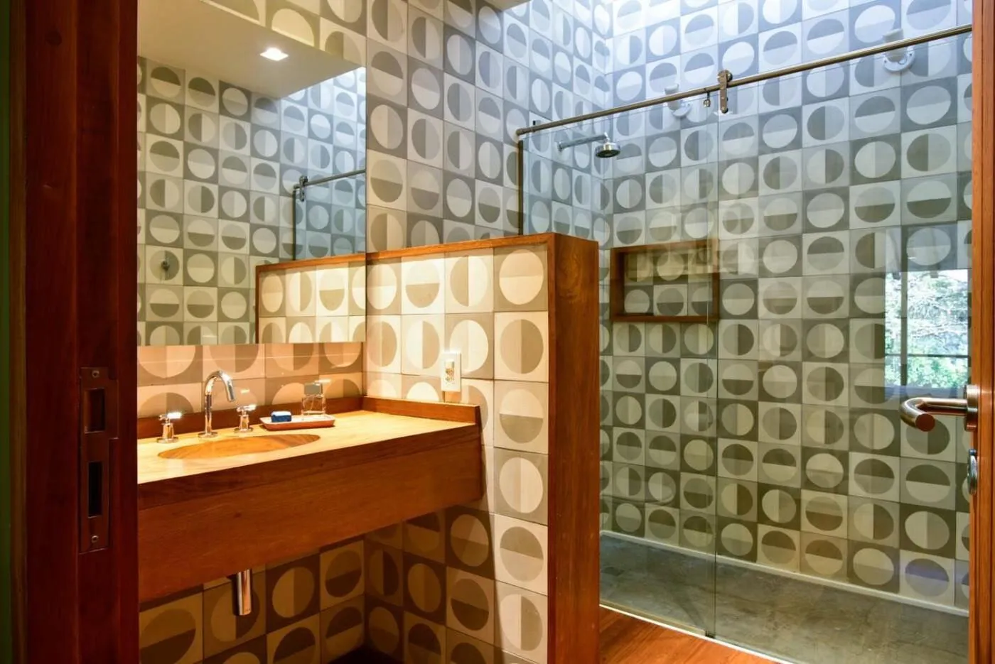 Shower in Chez Georges