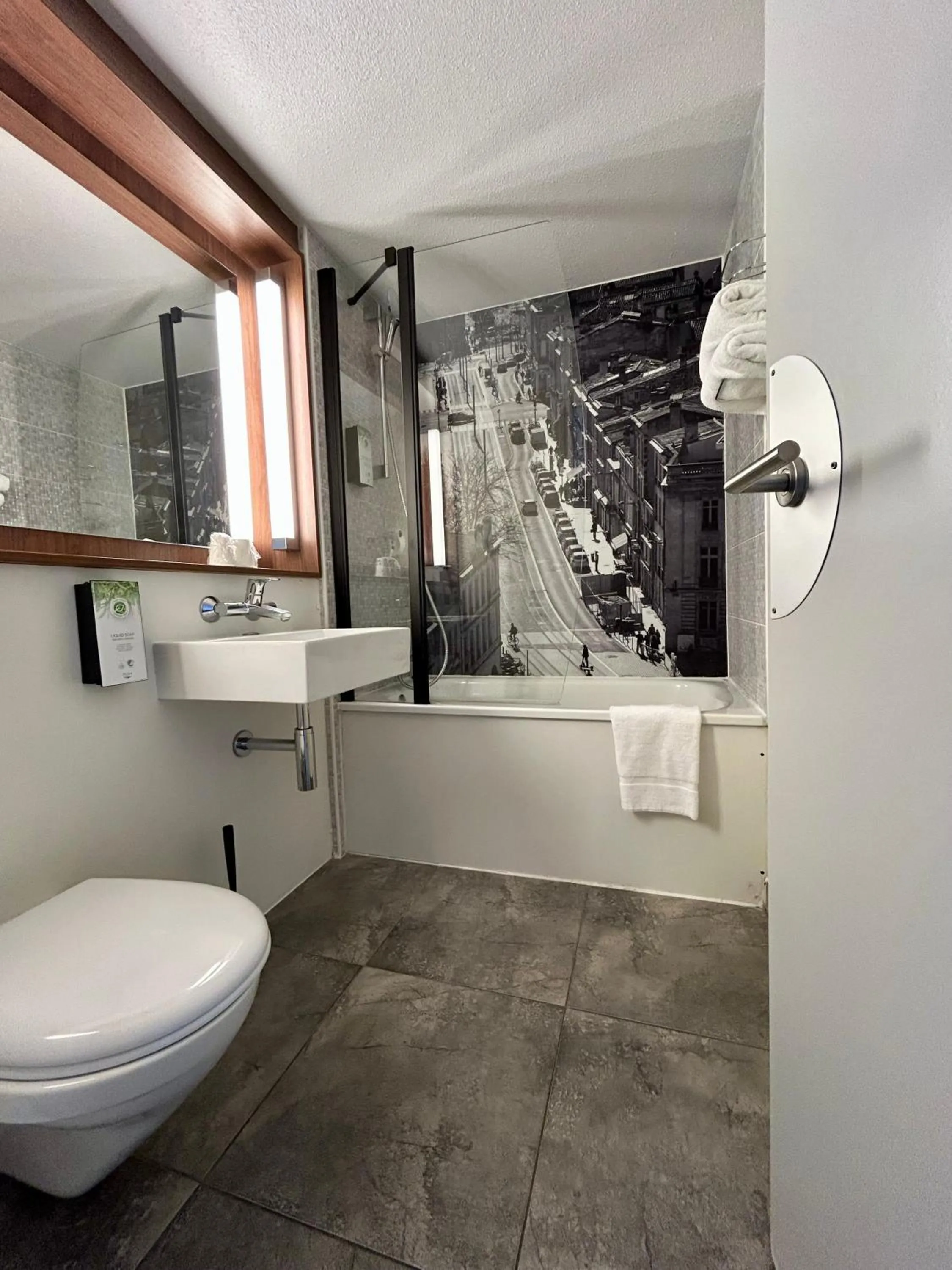 Bathroom in Campanile NATURE - Bordeaux Est Artigues