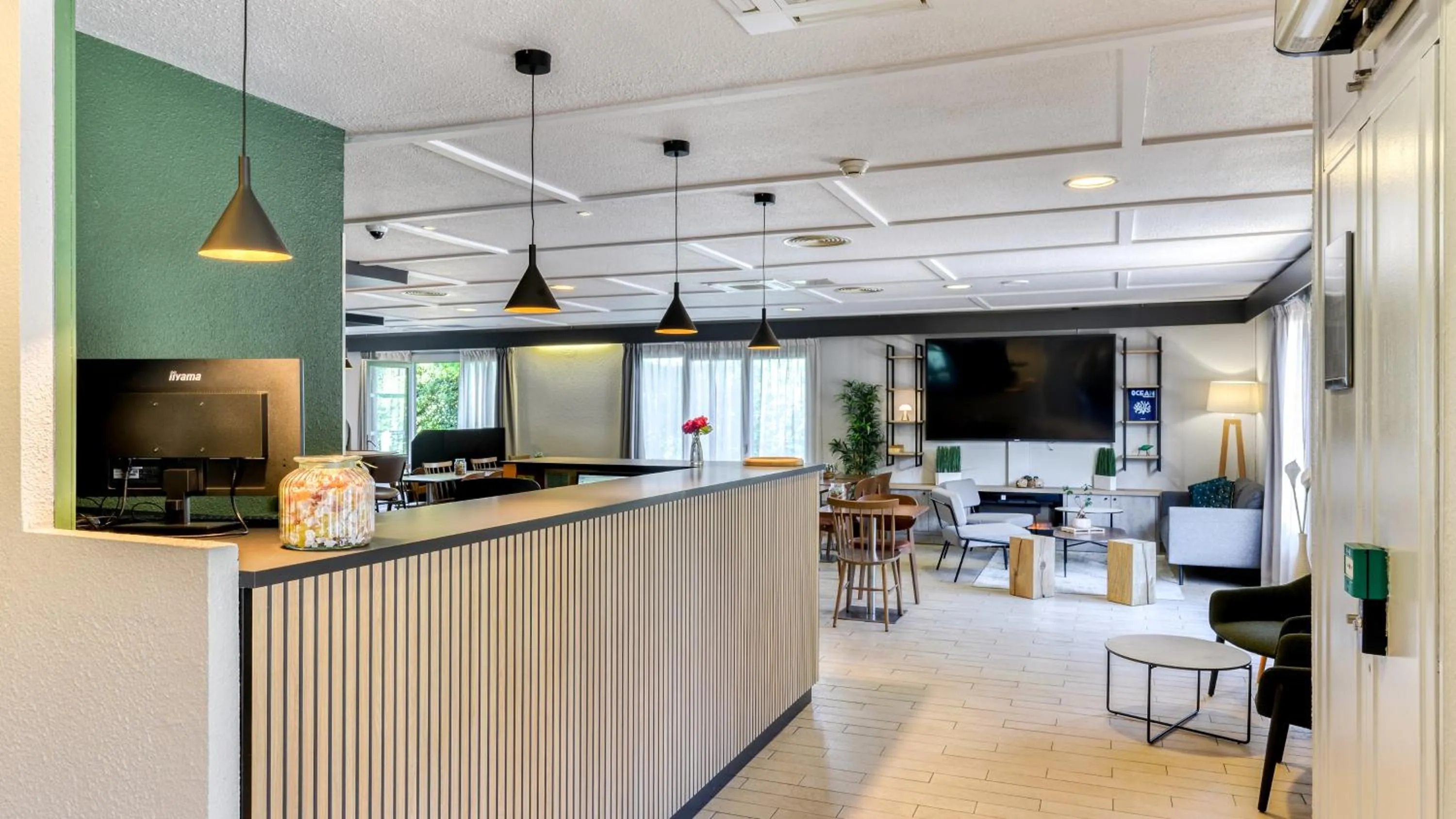 Lobby or reception in Campanile NATURE - Bordeaux Est Artigues