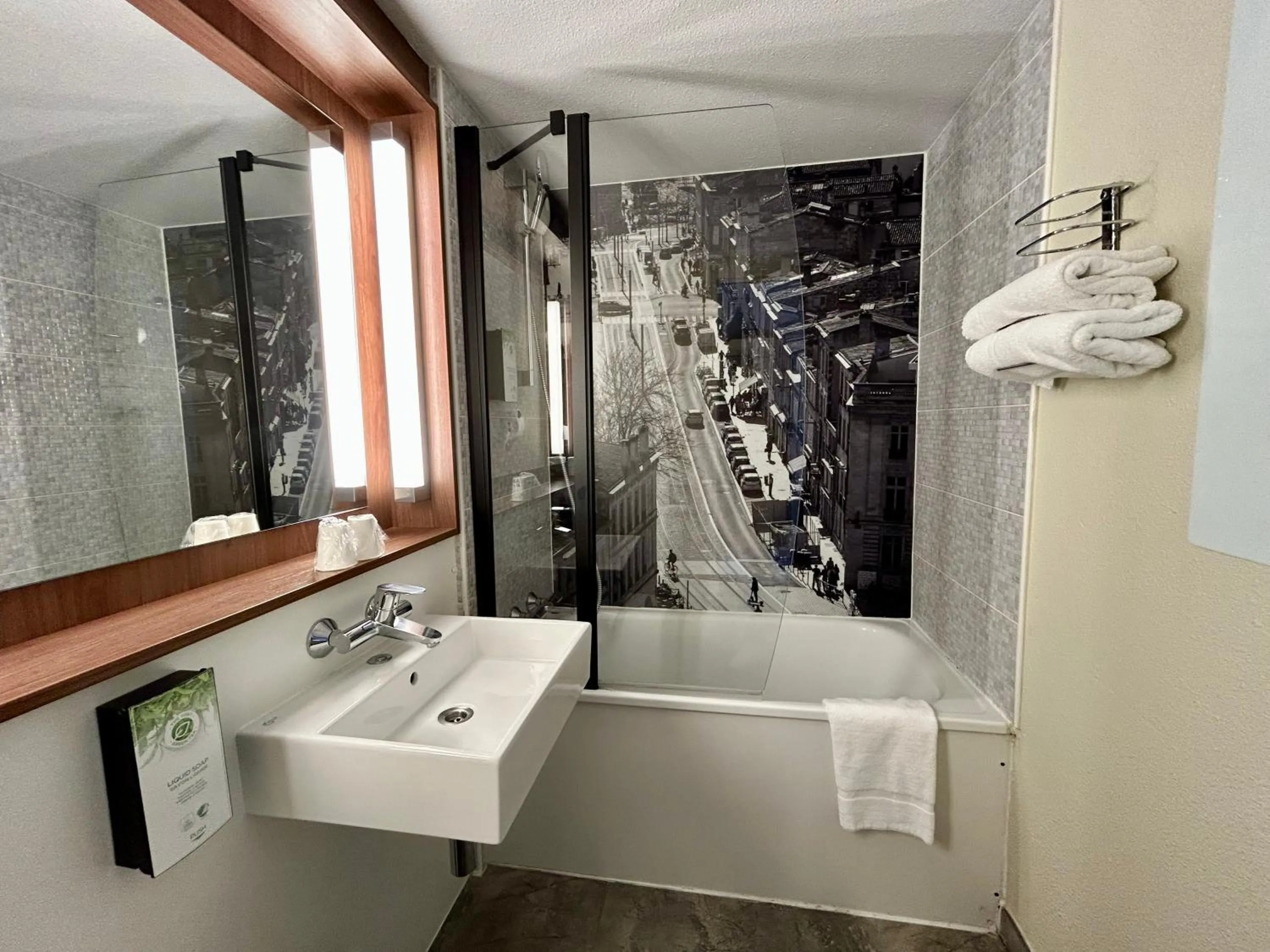 Shower in Campanile NATURE - Bordeaux Est Artigues