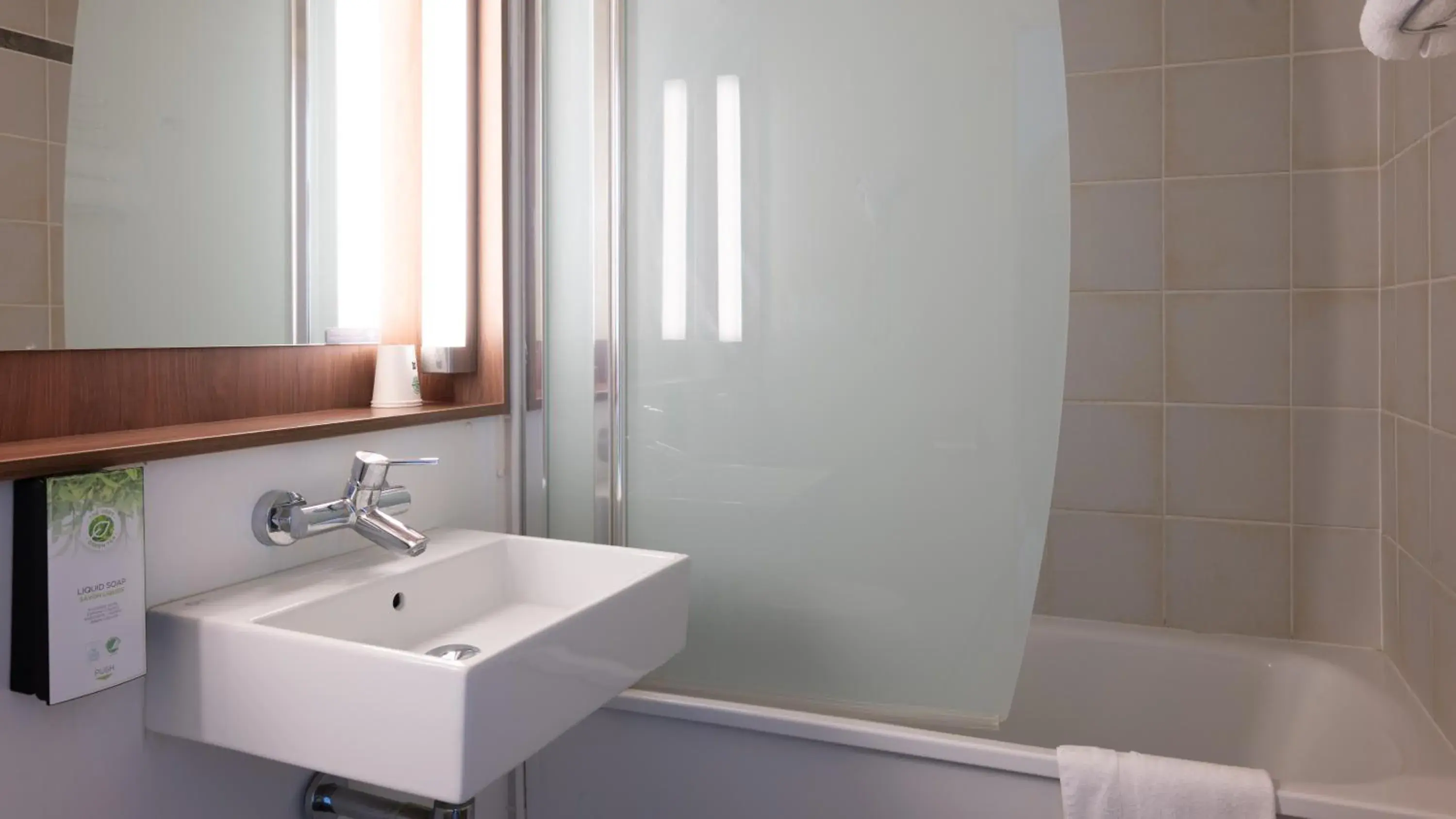 Bathroom in Campanile NATURE - Bordeaux Sud Gradignan Talence Bathroom in Campanile NATURE - Bordeaux Sud Gradignan Talence