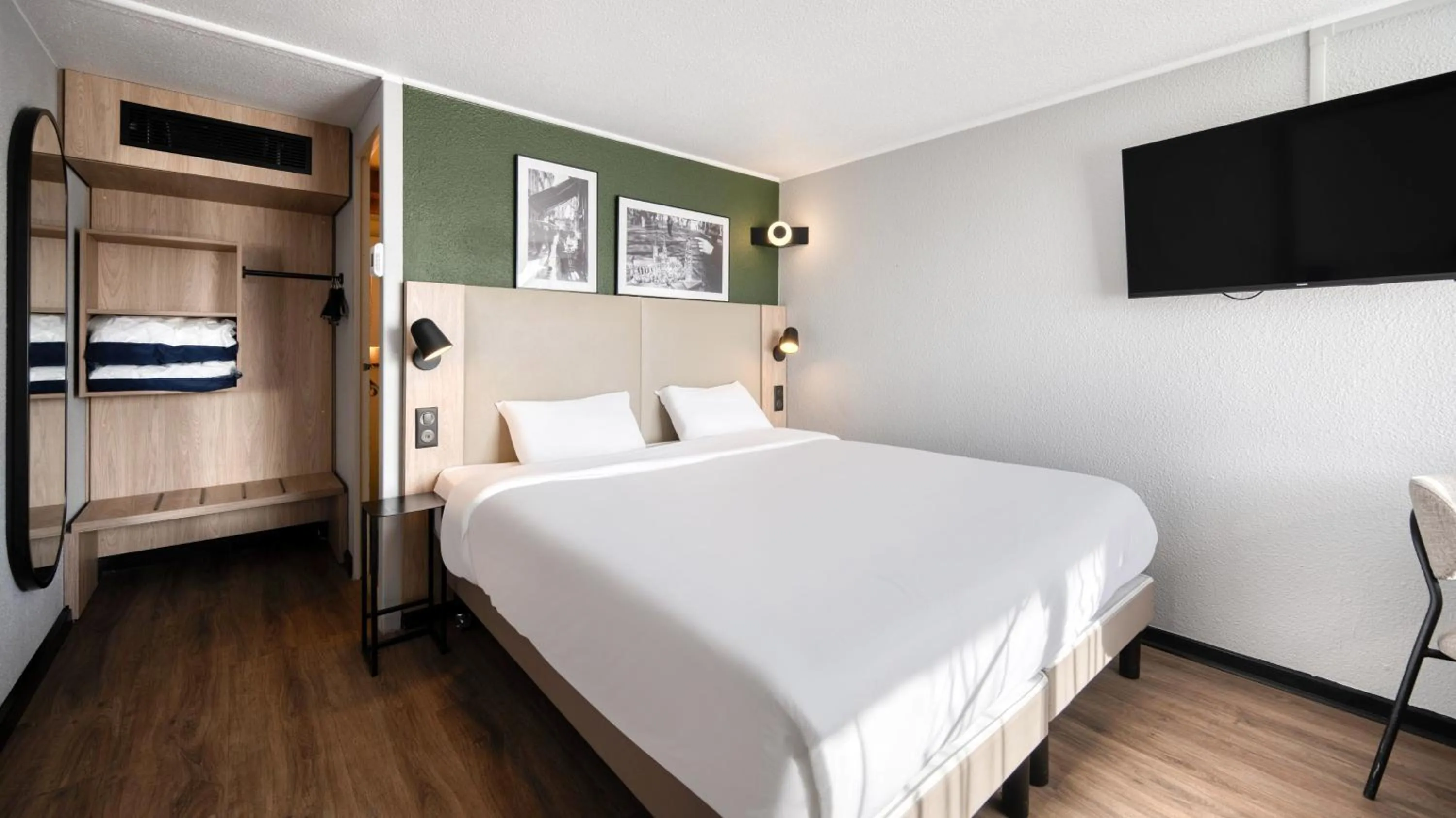 Photo of the whole room, Bed in Campanile NATURE - Bordeaux Sud Gradignan Talence