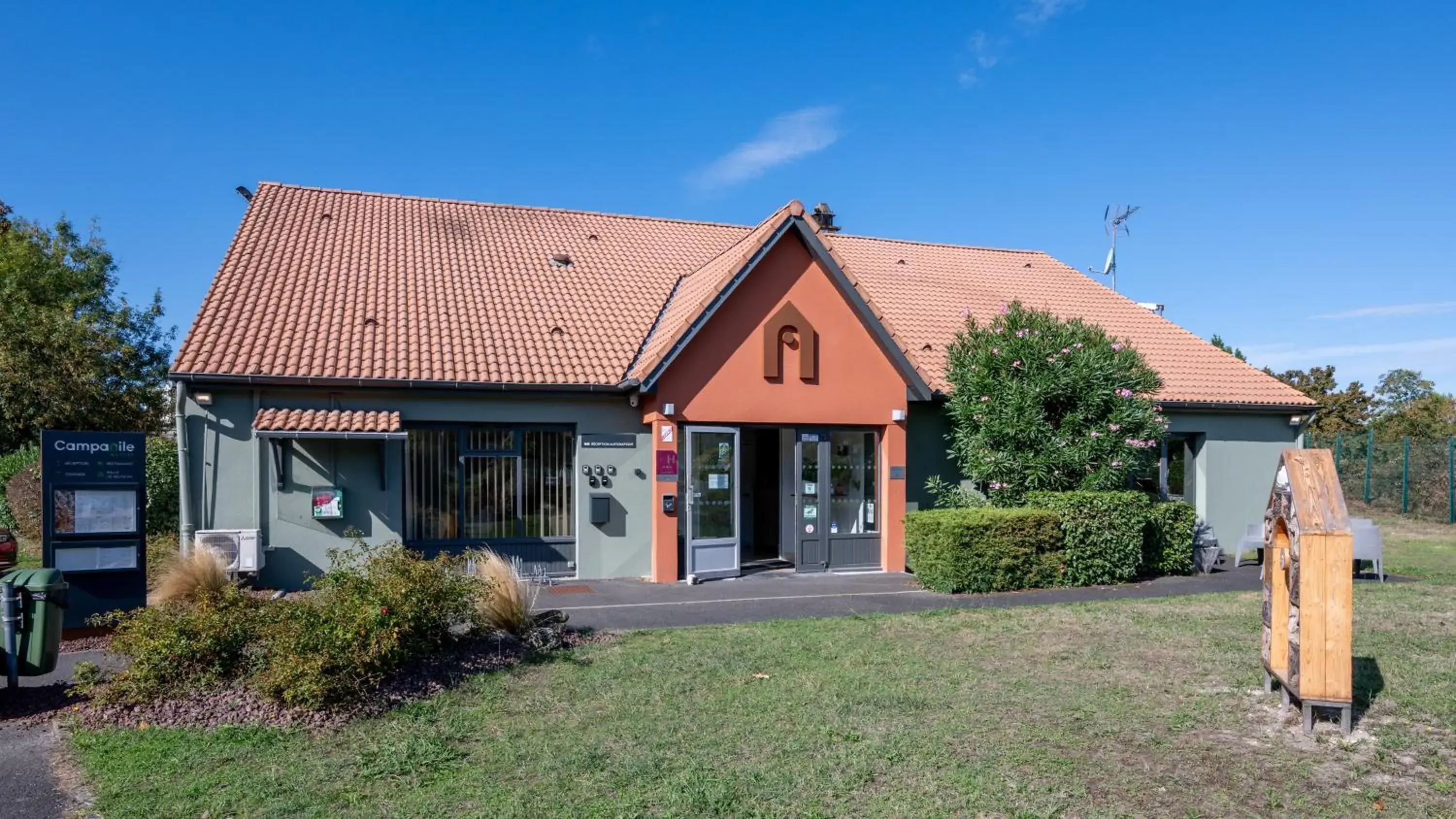 Facade/entrance in Campanile NATURE - Bordeaux Sud Gradignan Talence Facade/entrance in Campanile NATURE - Bordeaux Sud Gradignan Talence