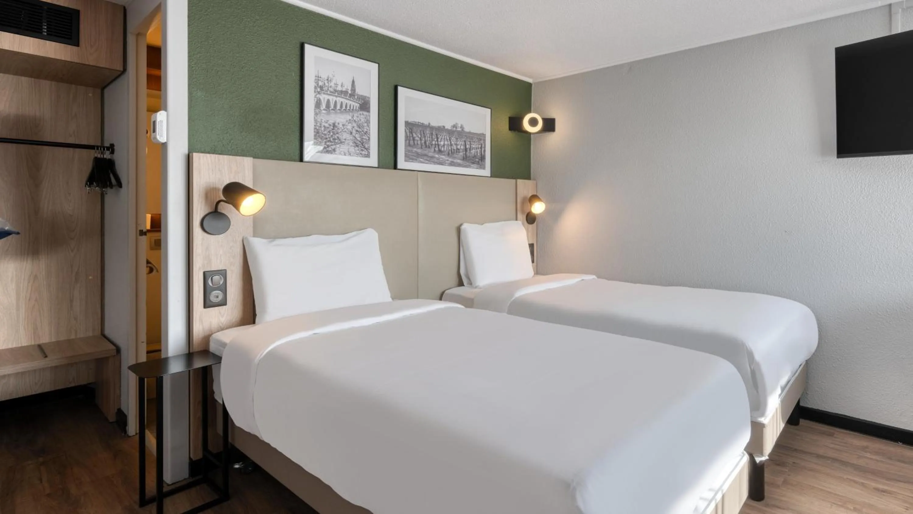 Photo of the whole room, Bed in Campanile NATURE - Bordeaux Sud Gradignan Talence