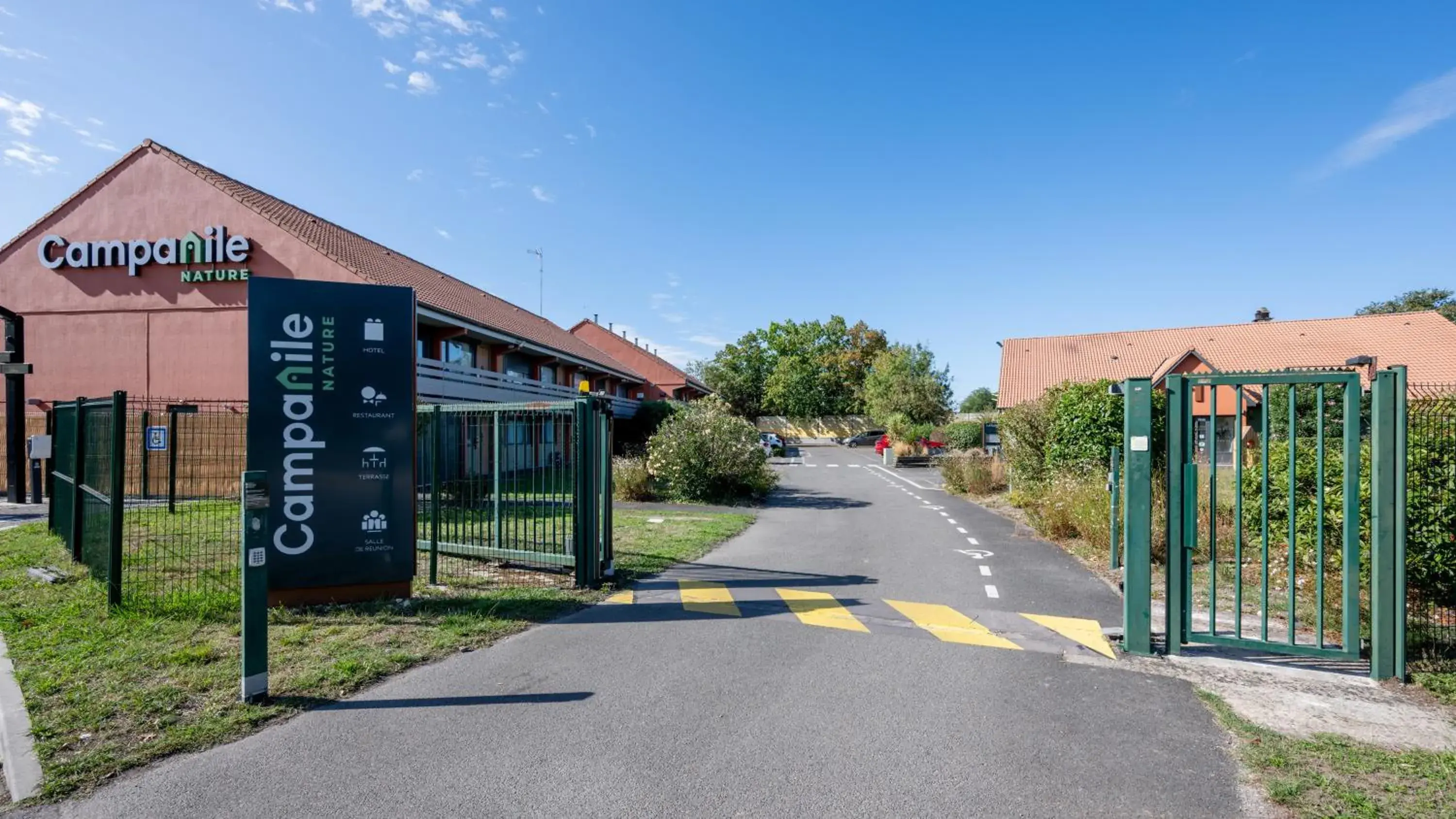 Facade/entrance in Campanile NATURE - Bordeaux Sud Gradignan Talence Facade/entrance in Campanile NATURE - Bordeaux Sud Gradignan Talence