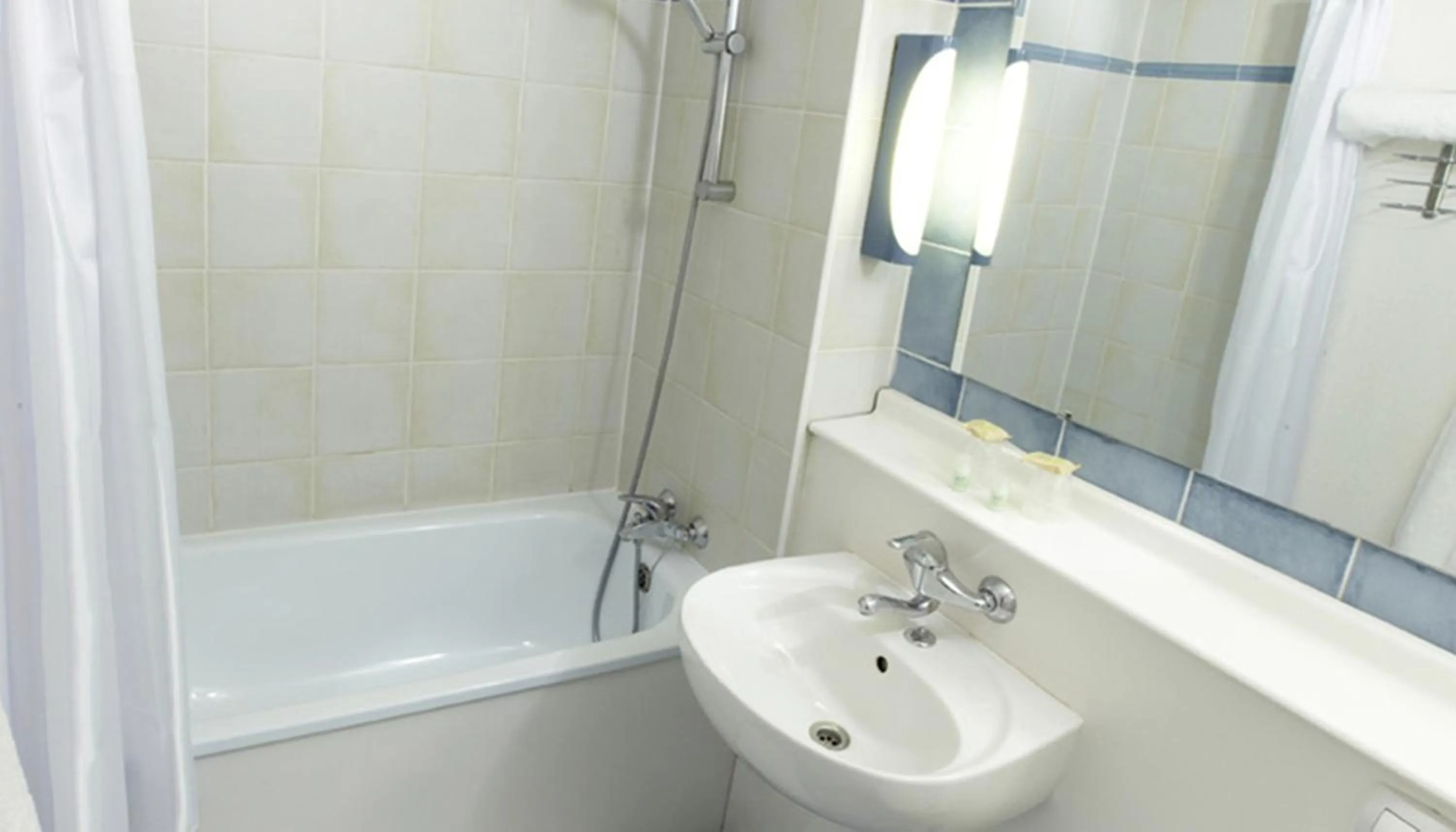 Bathroom in Campanile Colmar - Parc des Expositions