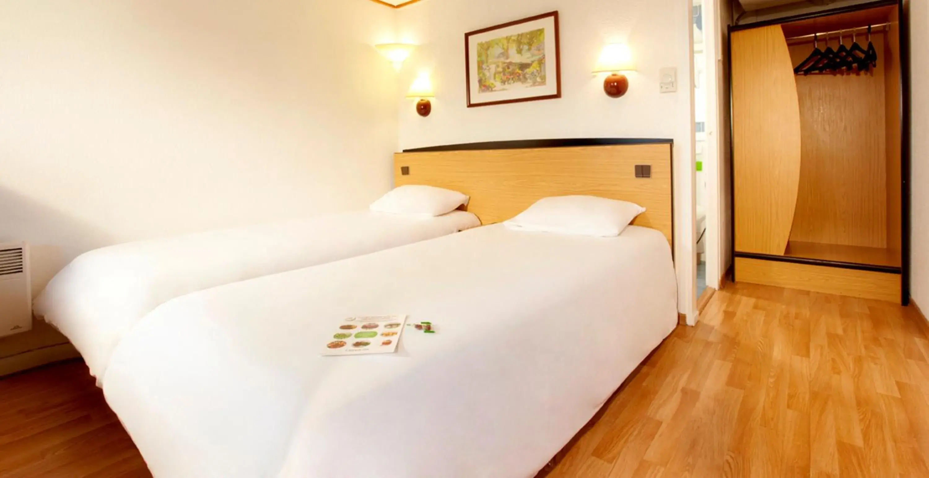 Bedroom, Bed in Campanile Colmar - Parc des Expositions Bedroom, Bed in Campanile Colmar - Parc des Expositions
