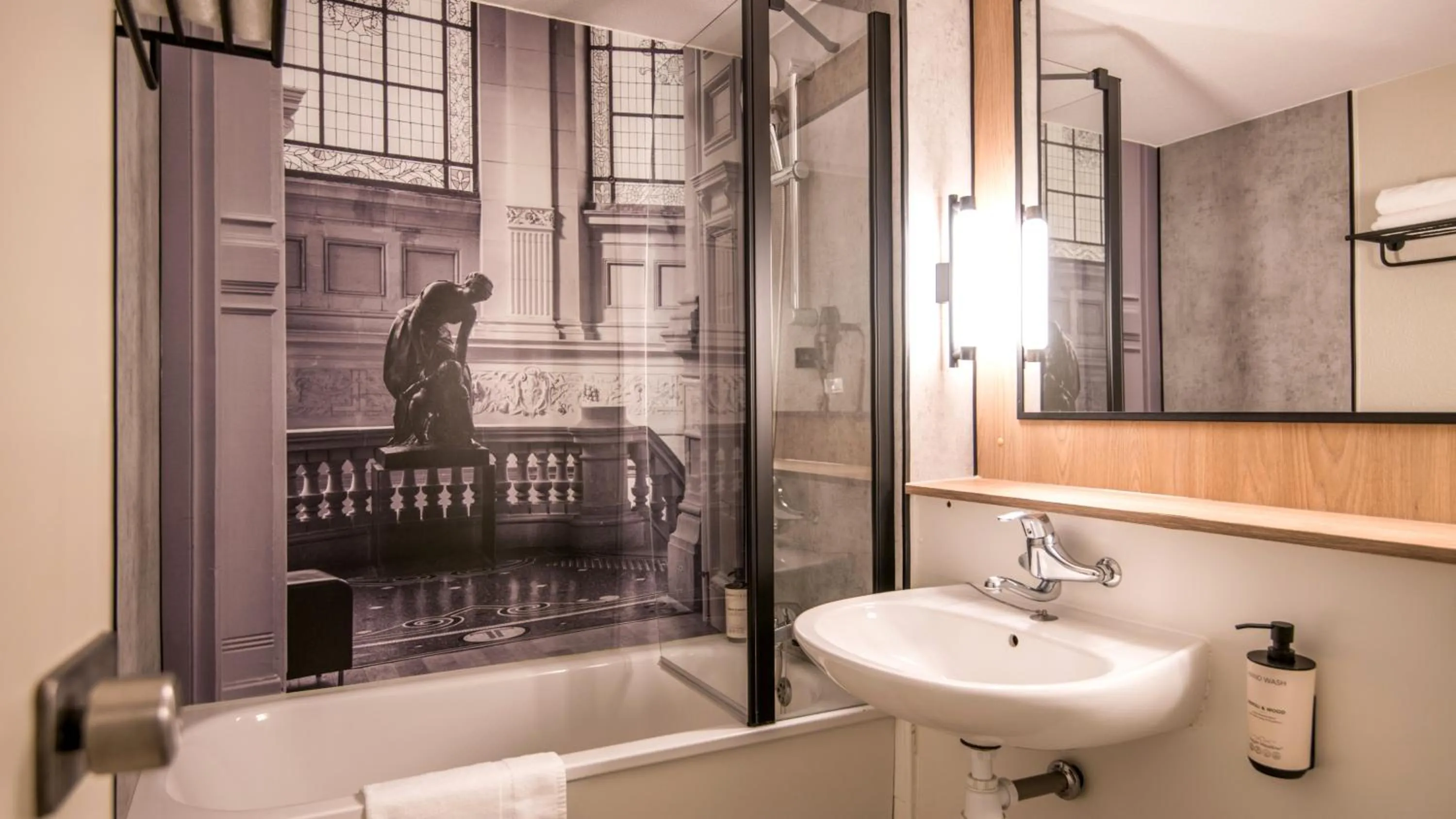 Bathroom in Campanile Strasbourg - Illkirch Geispolsheim