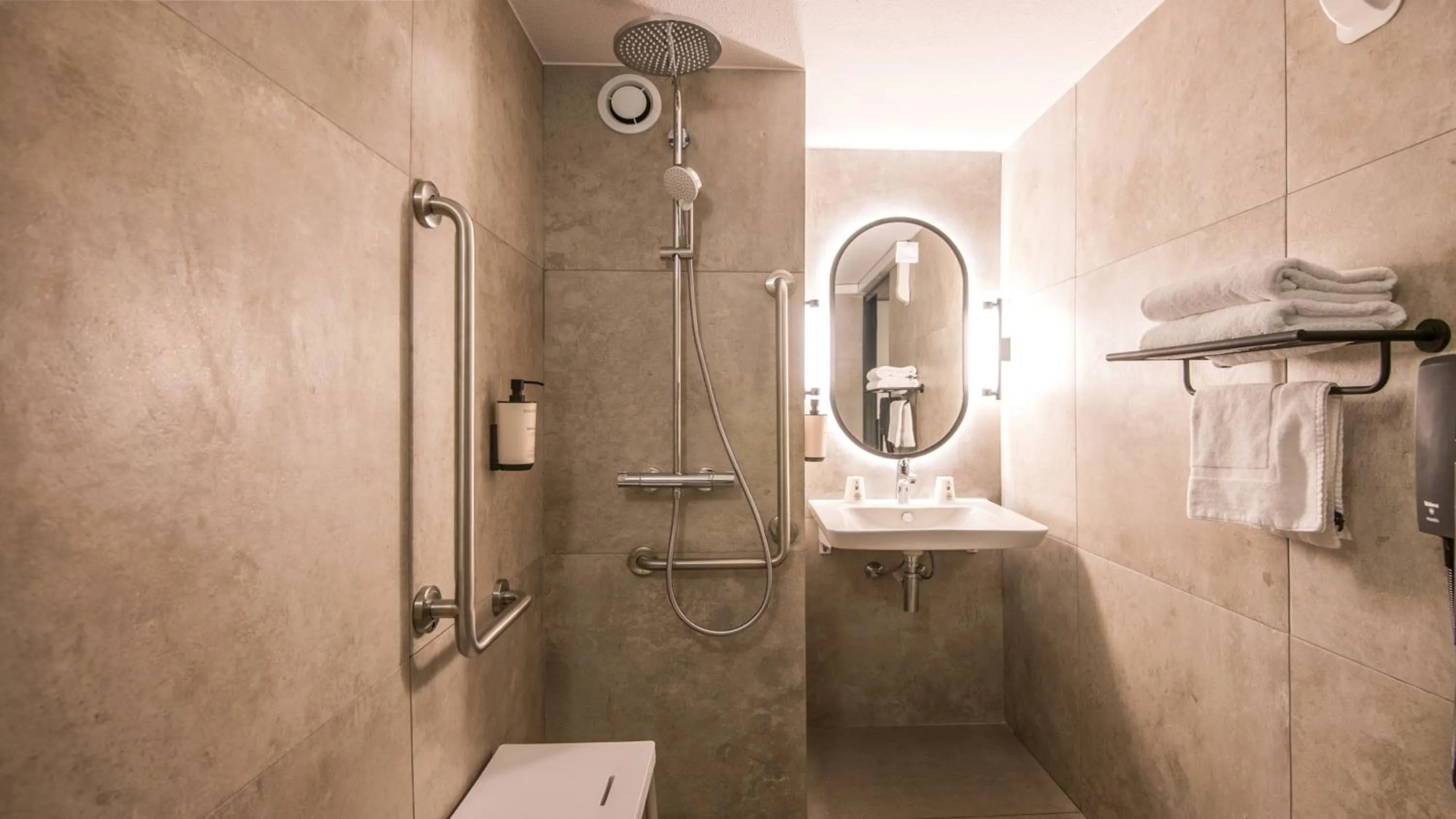 Shower in Campanile Strasbourg - Illkirch Geispolsheim