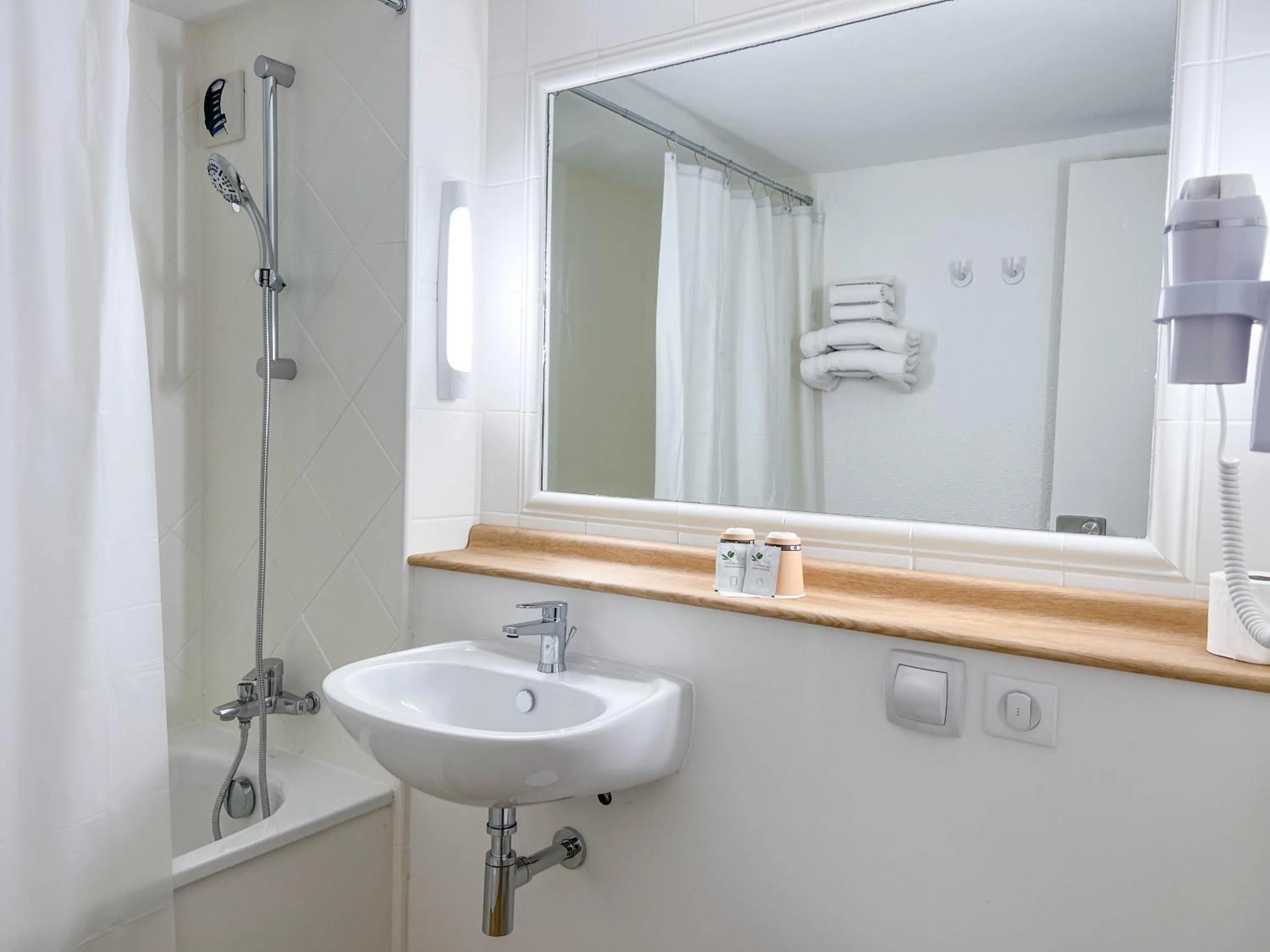 Bathroom in Kyriad Cannes - Mandelieu