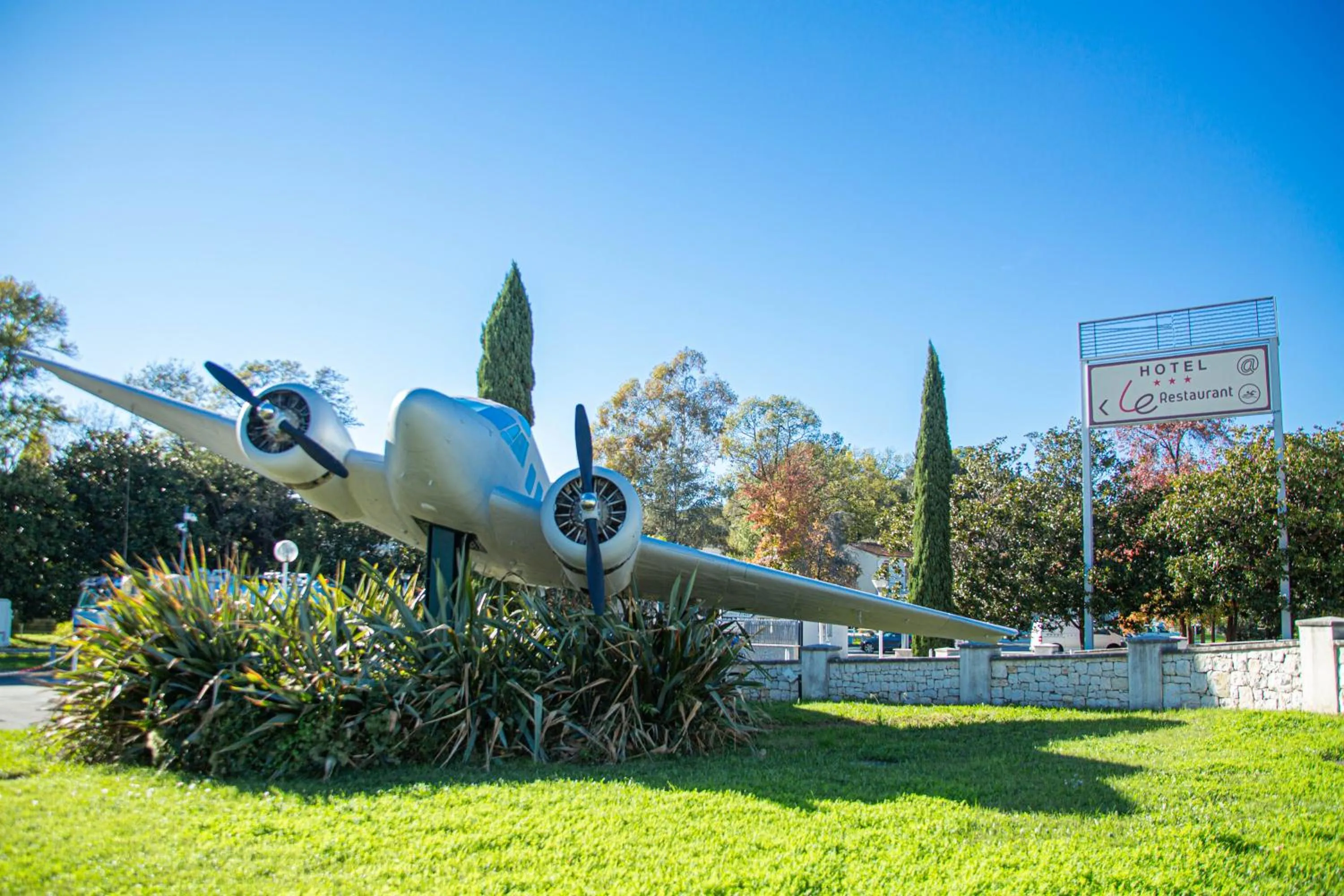 Facade/entrance in Kyriad Cannes - Mandelieu