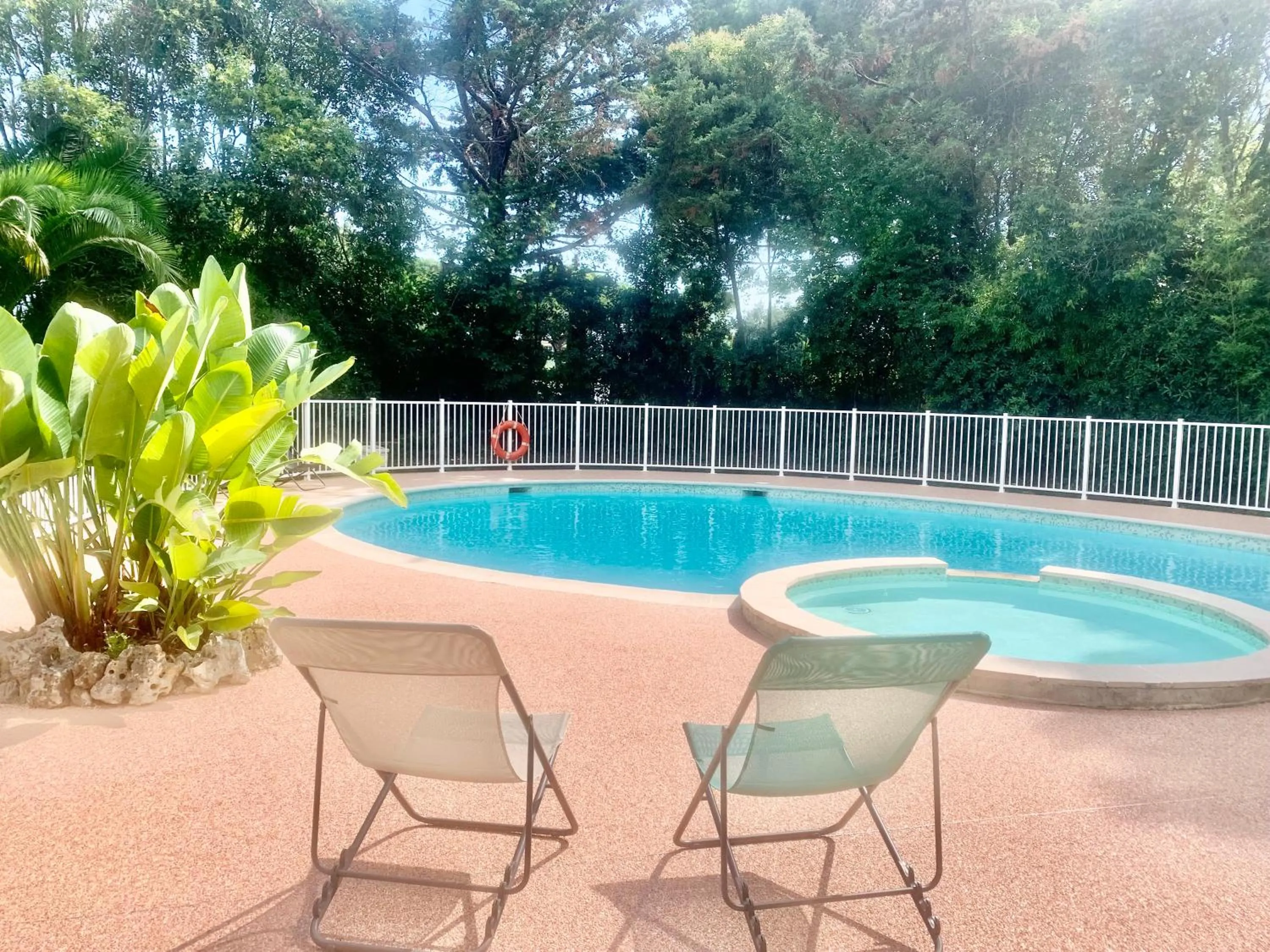 Swimming pool in Kyriad Cannes - Mandelieu