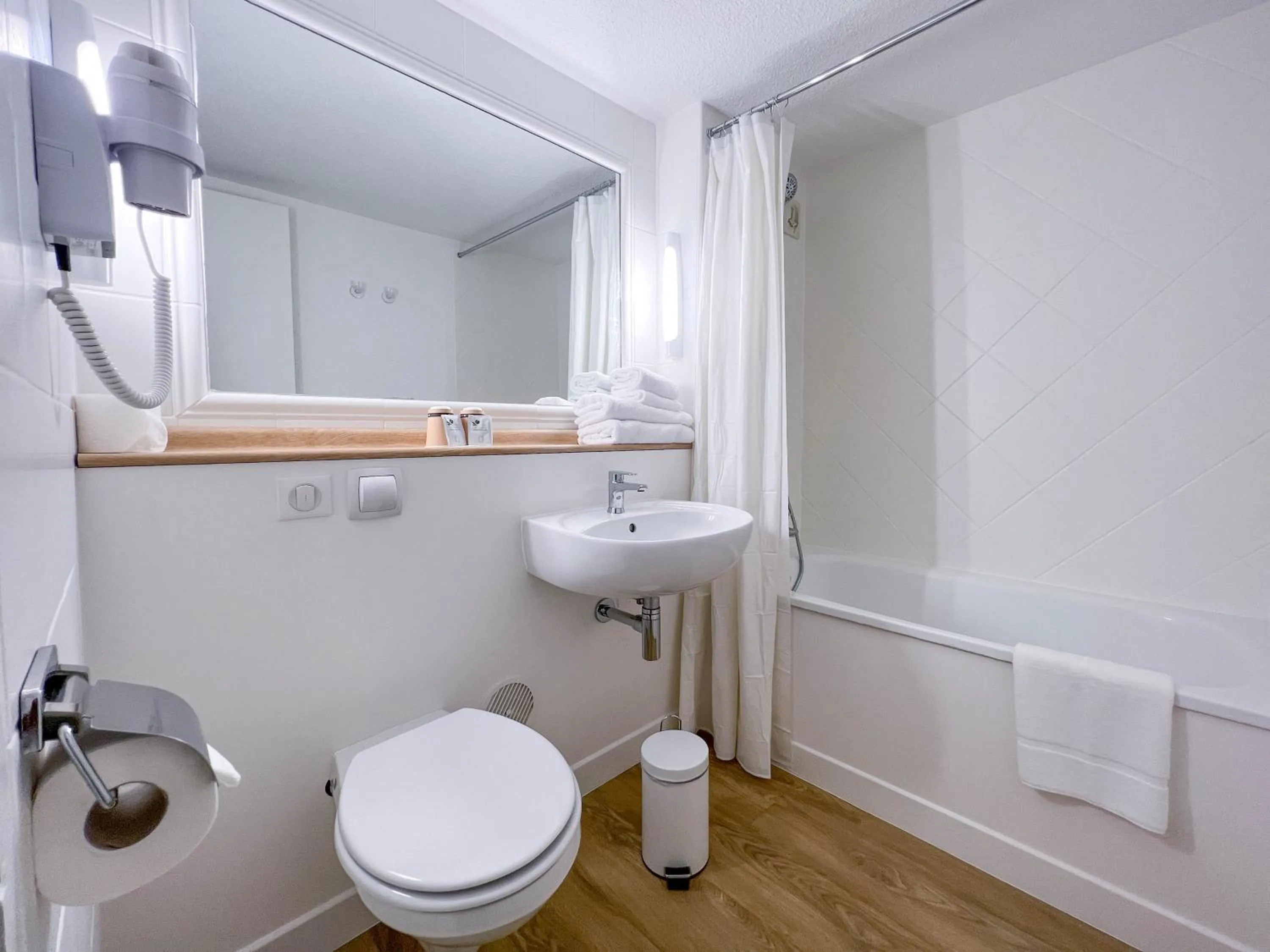 Bathroom in Kyriad Cannes - Mandelieu