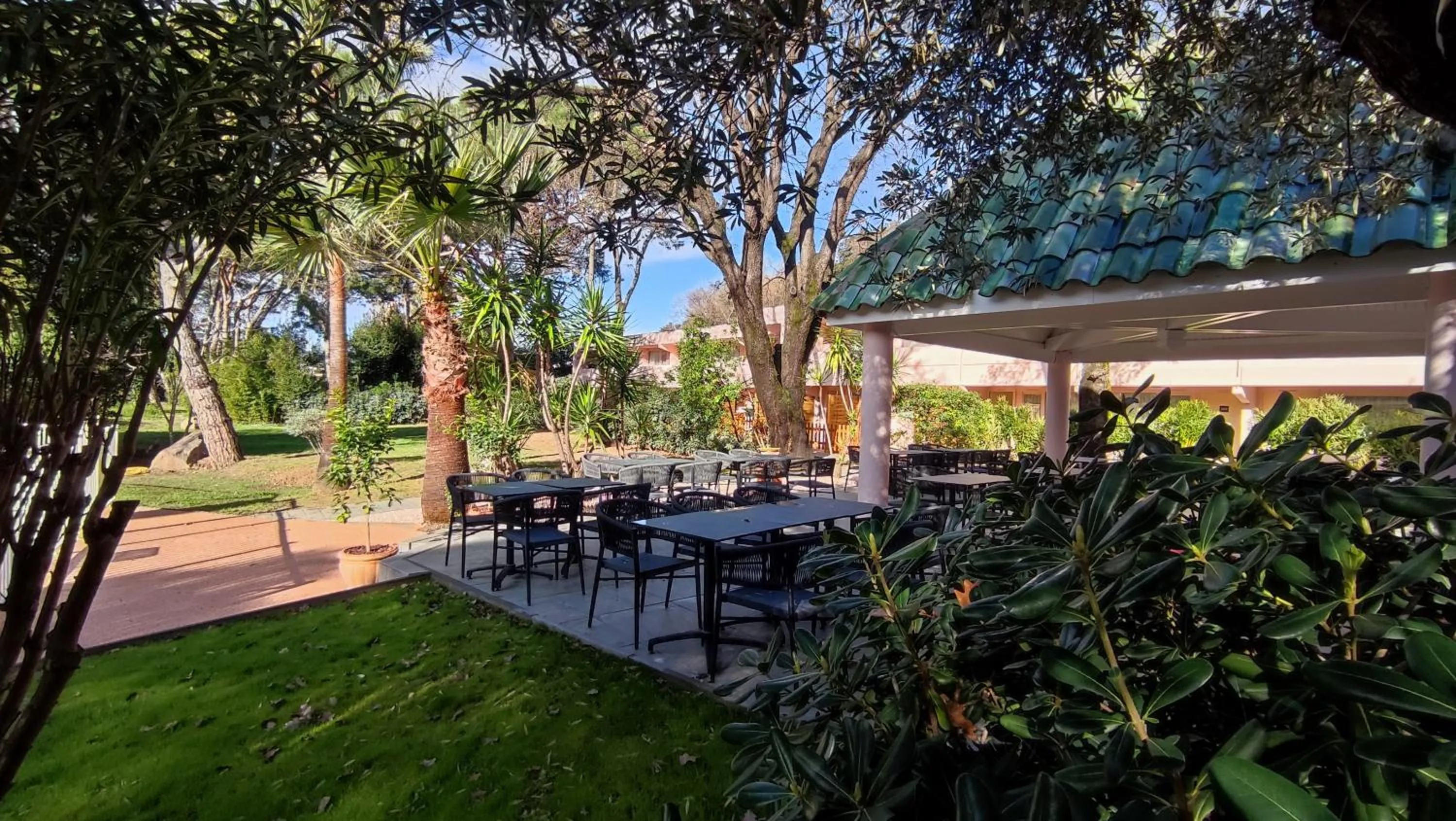 Patio in Kyriad Cannes - Mandelieu