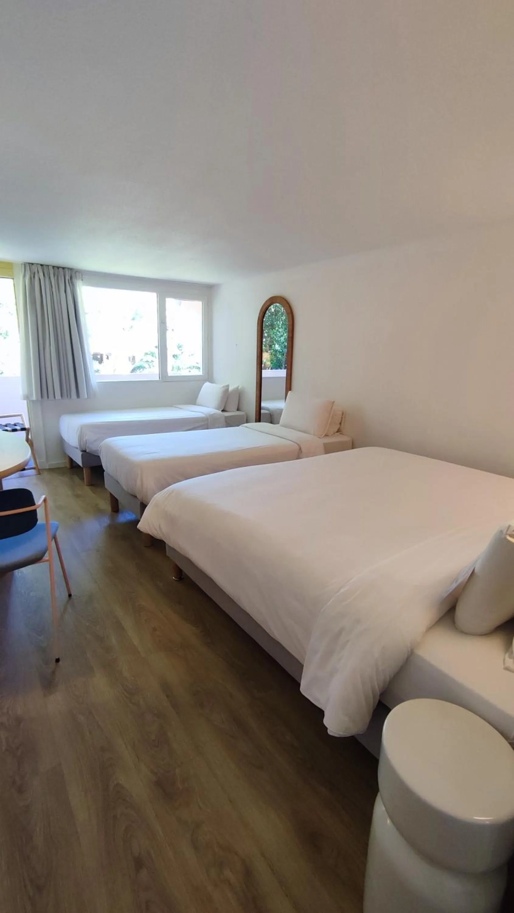 Bedroom, Bed in Kyriad Cannes - Mandelieu