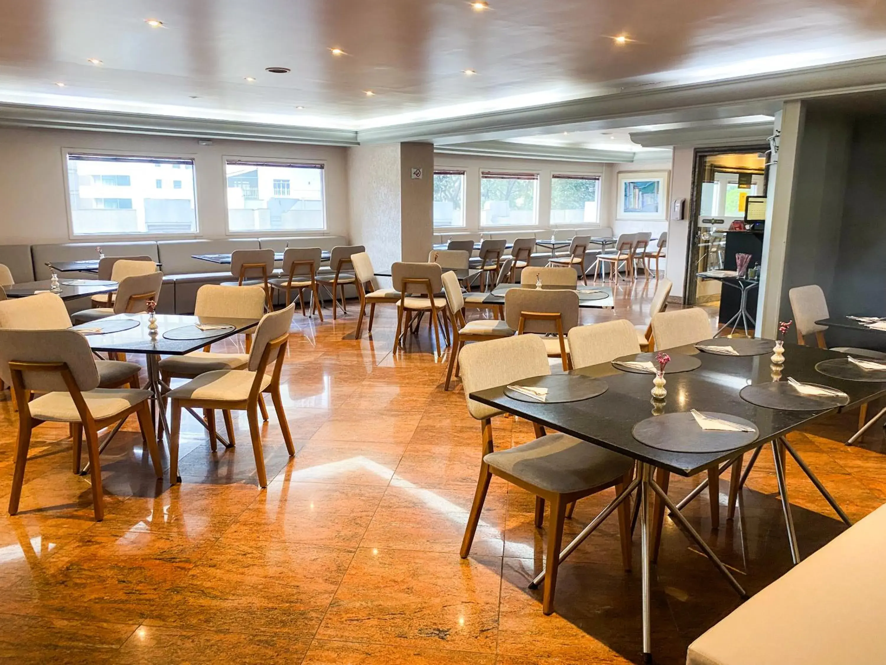 Restaurant/places to eat in Royal Center Hotel Lourdes Restaurant/places to eat in Royal Center Hotel Lourdes