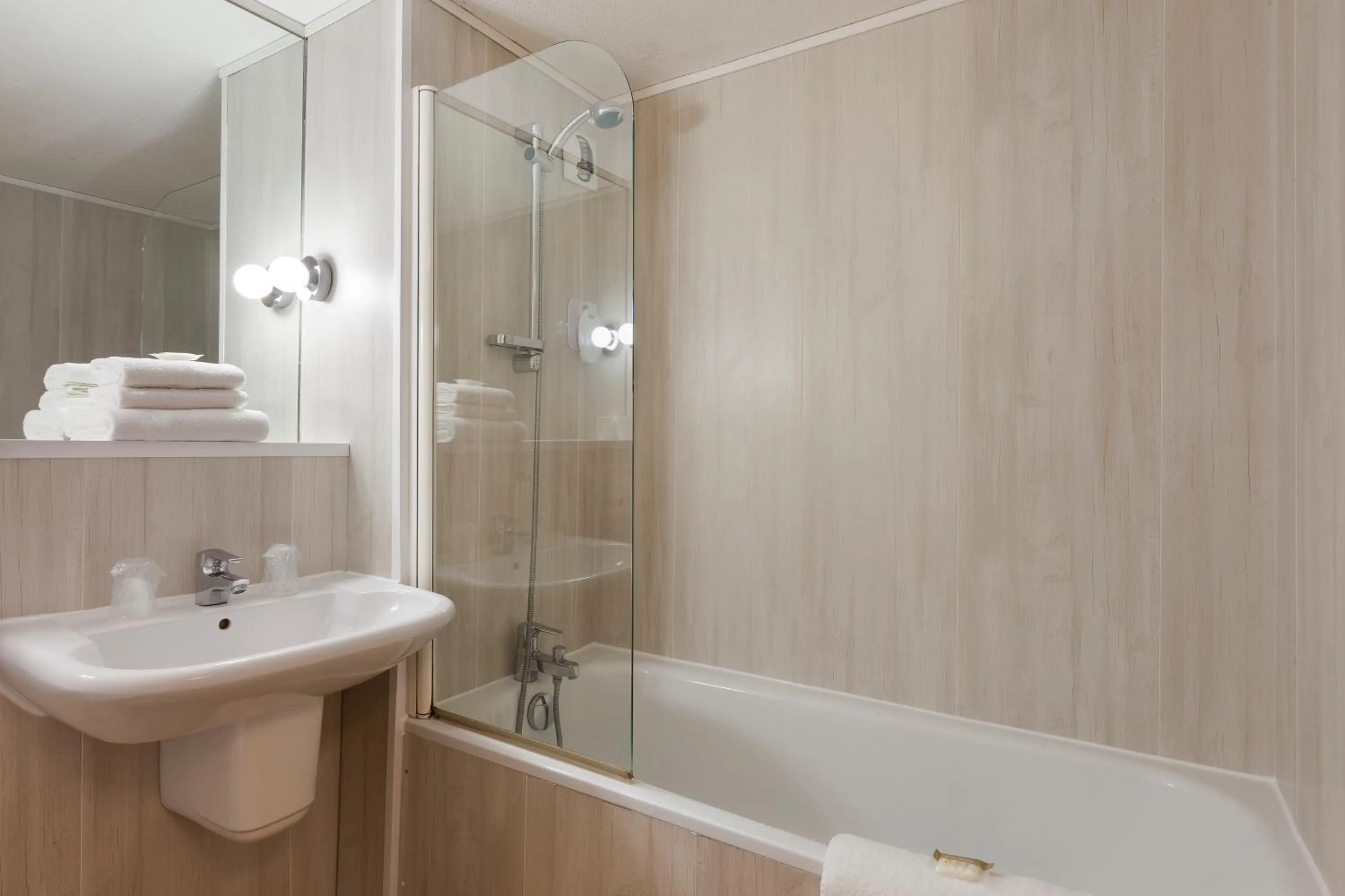 Bathroom in Comfort Hotel Evreux