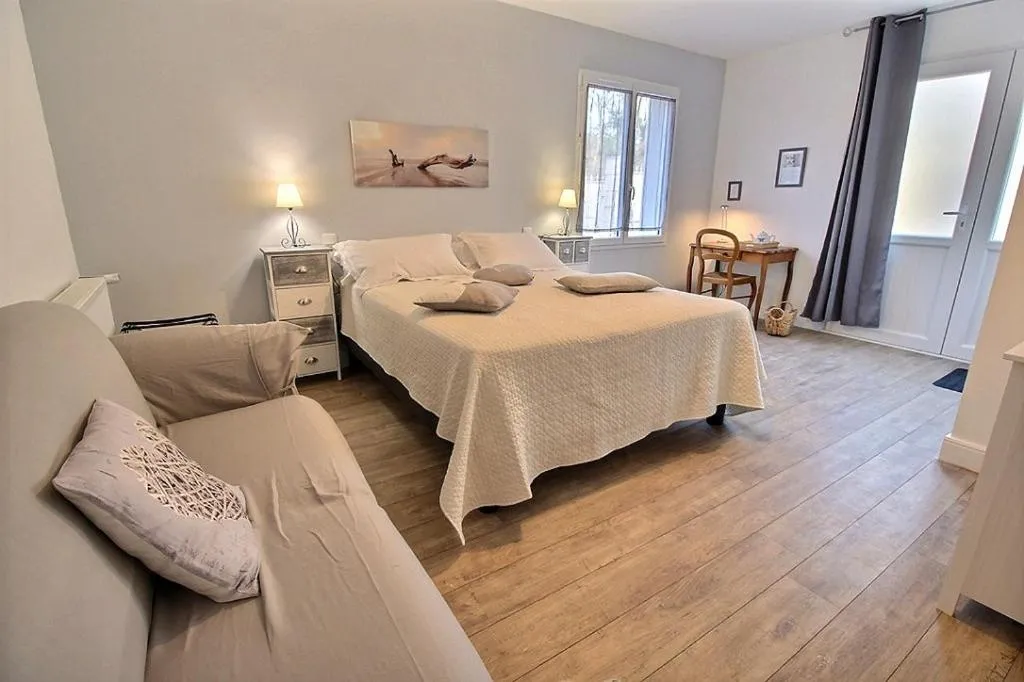 Photo of the whole room, Bed in Logis du Lièvre d'or