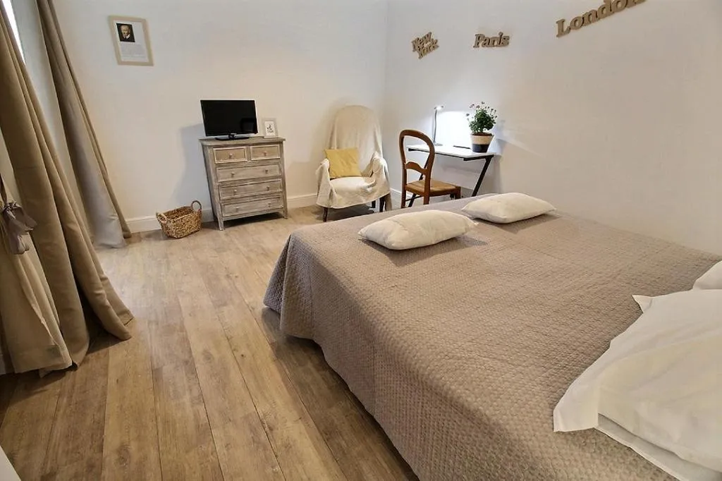 Bed in Logis du Lièvre d'or