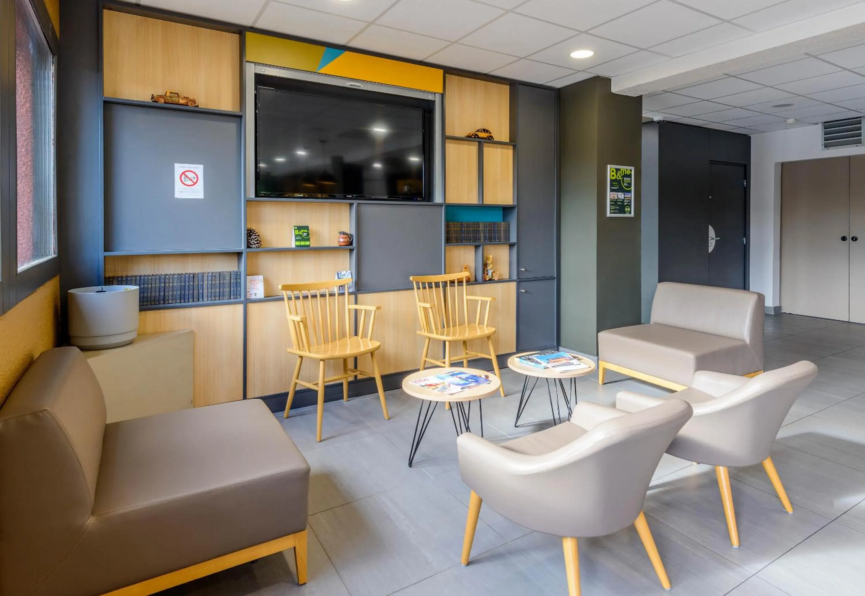 Library in B&B HOTEL Albi