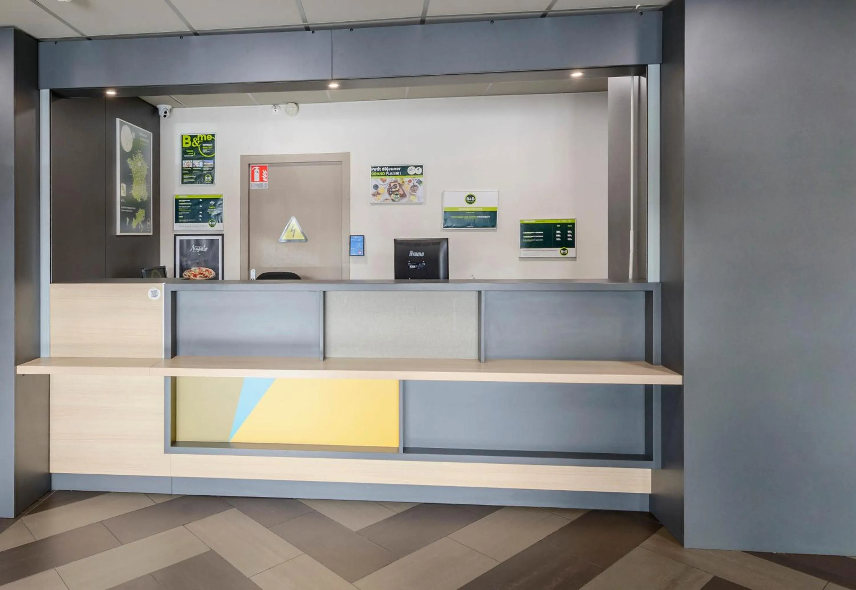 Lobby or reception in B&B HOTEL Albi