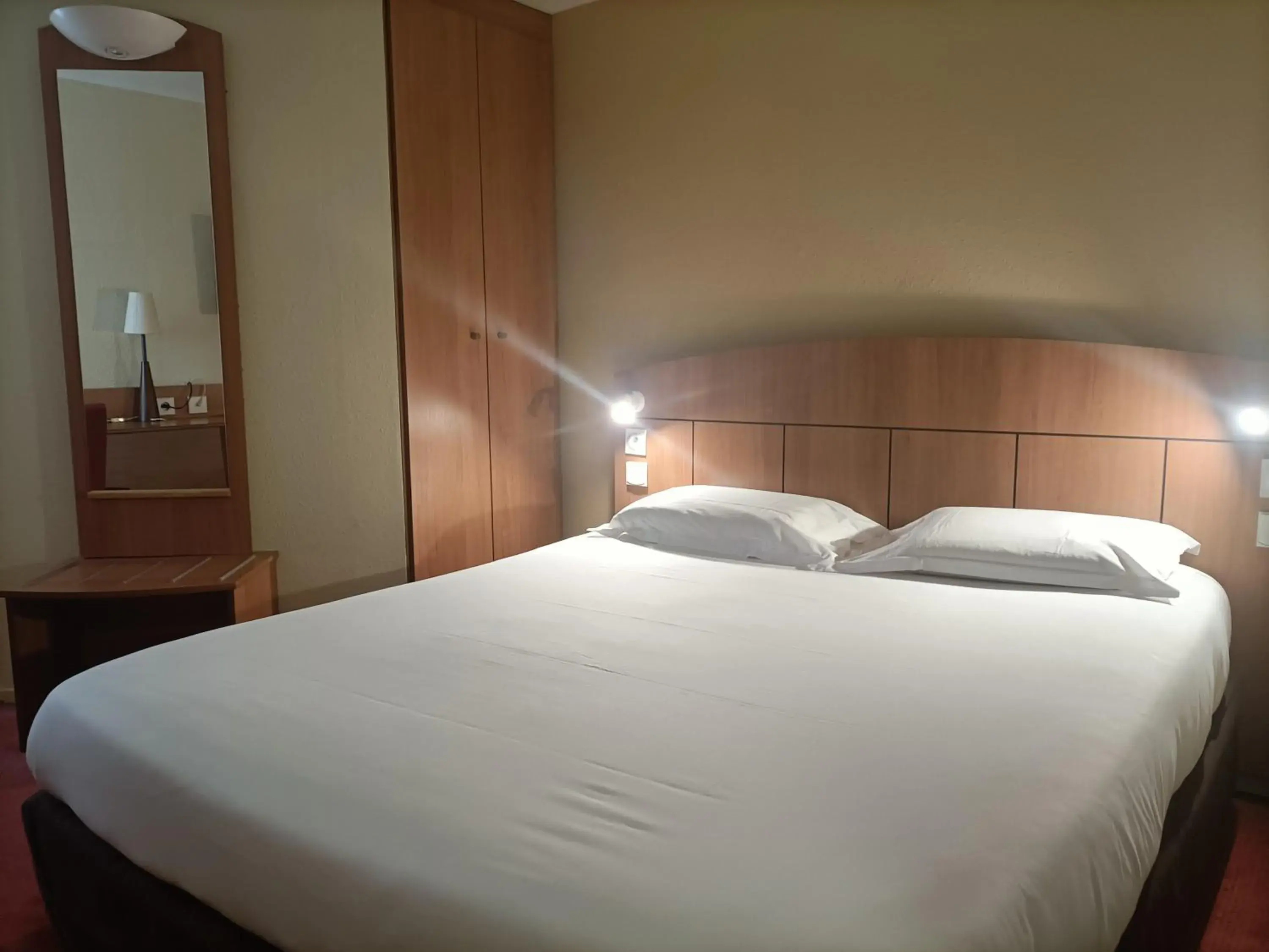 Photo of the whole room, Bed in Kyriad Genève St-Genis-Pouilly Photo of the whole room, Bed in Kyriad Genève St-Genis-Pouilly