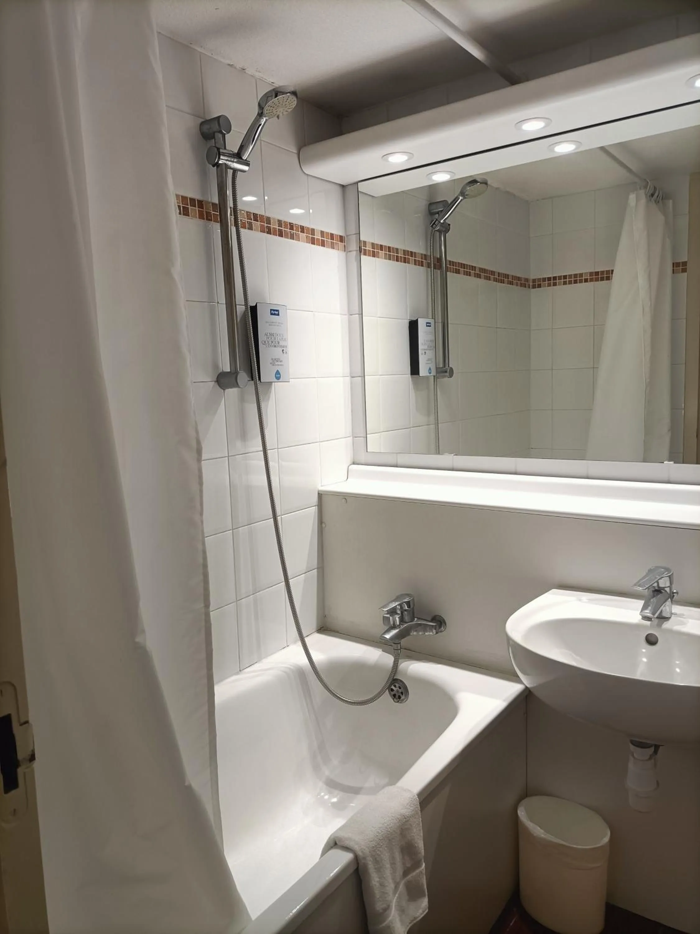 Bathroom in Kyriad Genève St-Genis-Pouilly