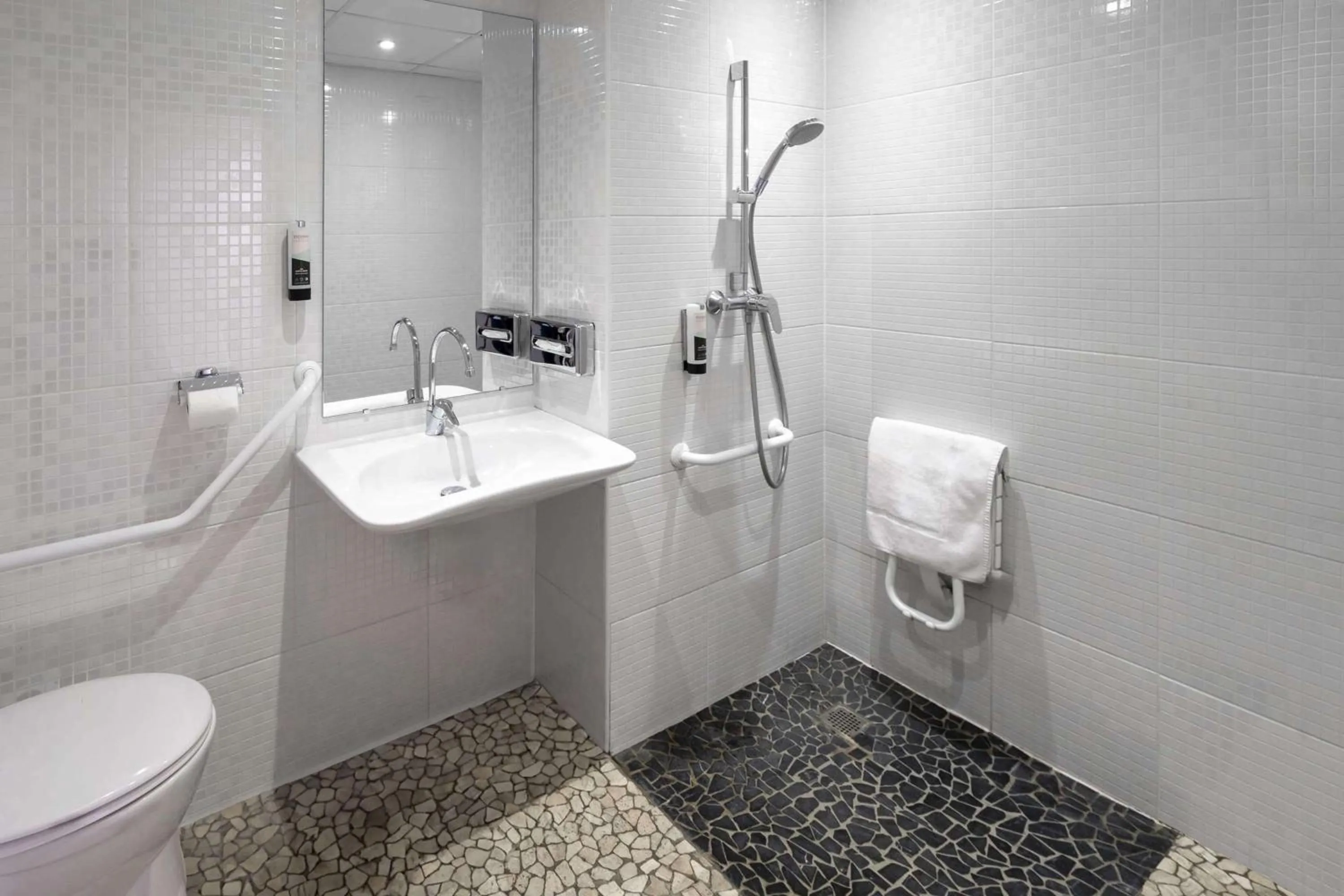 Bathroom in Best Western Voiron Centre