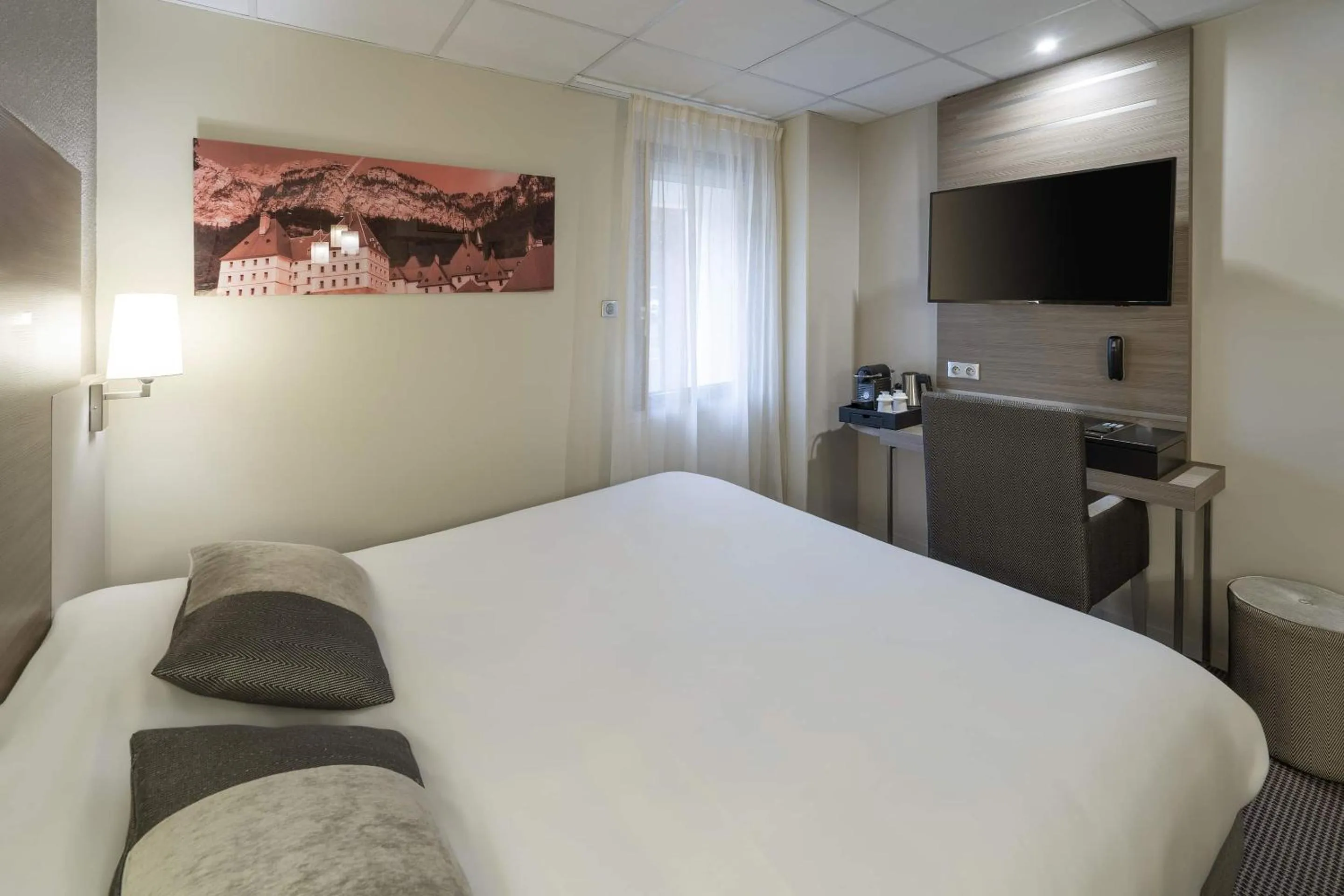 Bed in Best Western Voiron Centre