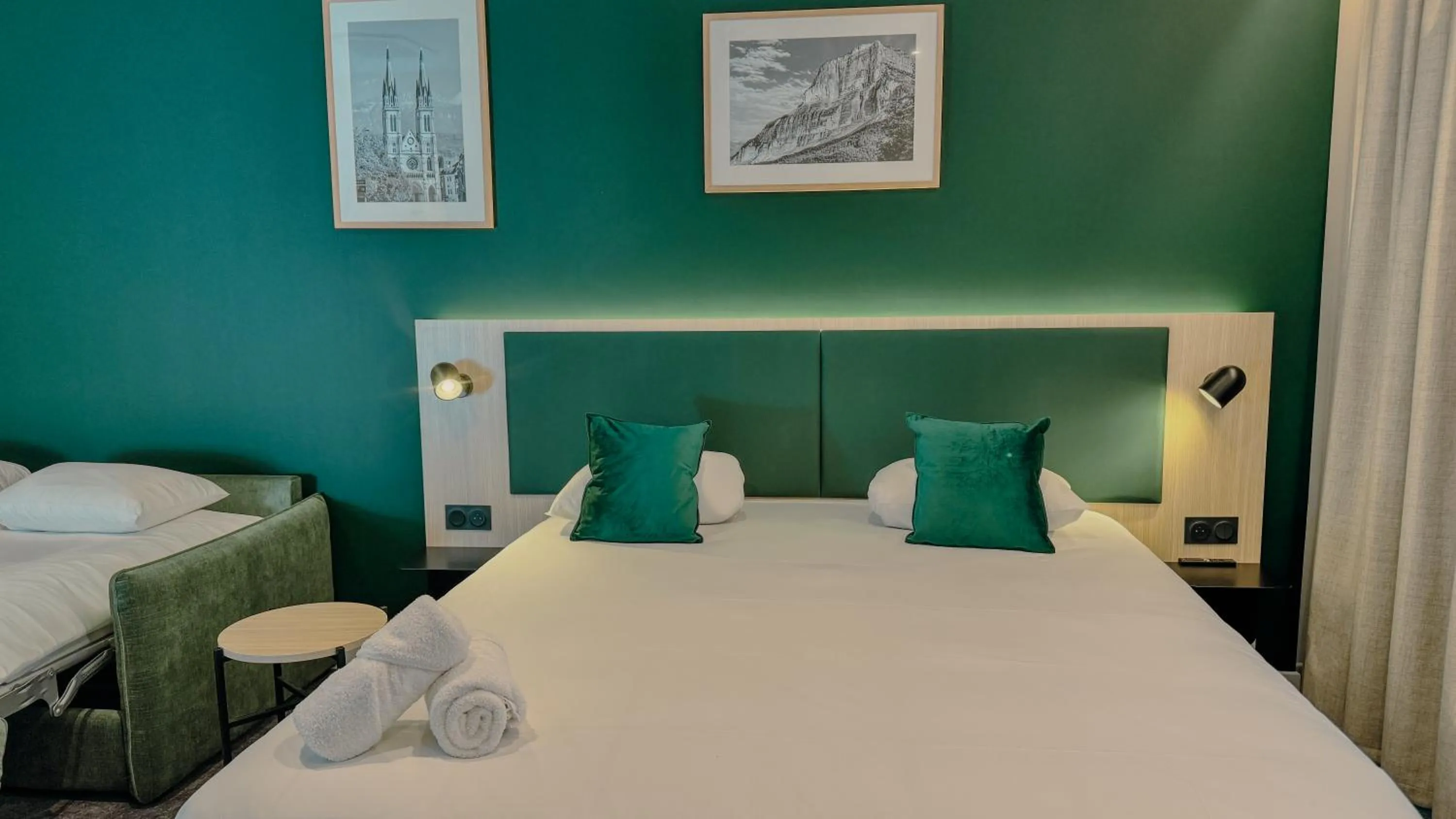 Bed in Best Western Voiron Centre