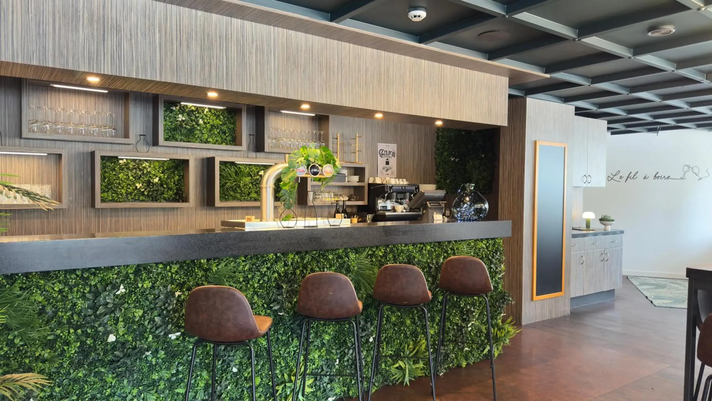 Lounge or bar in Best Western Voiron Centre Lounge or bar in Best Western Voiron Centre