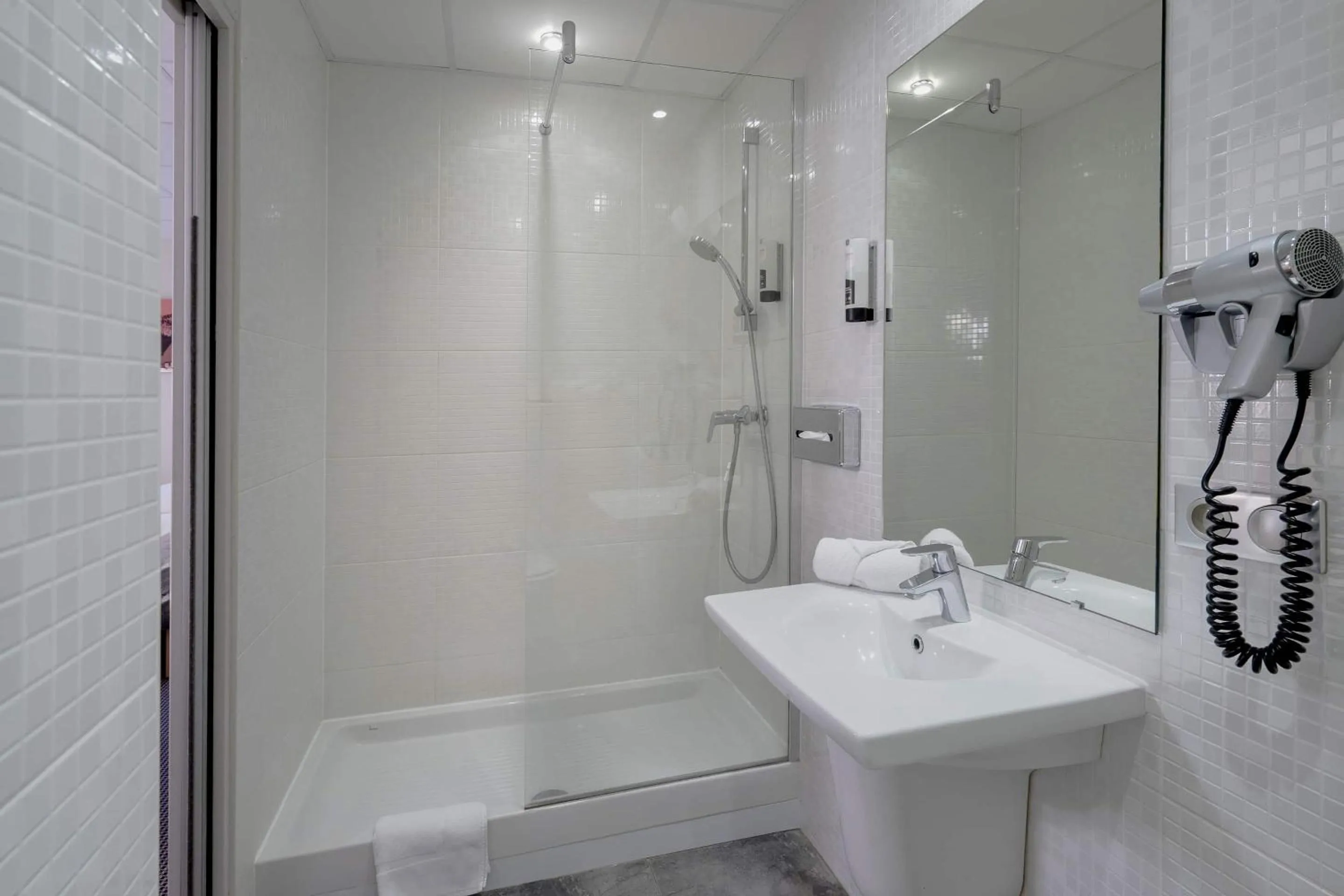 Shower in Best Western Voiron Centre