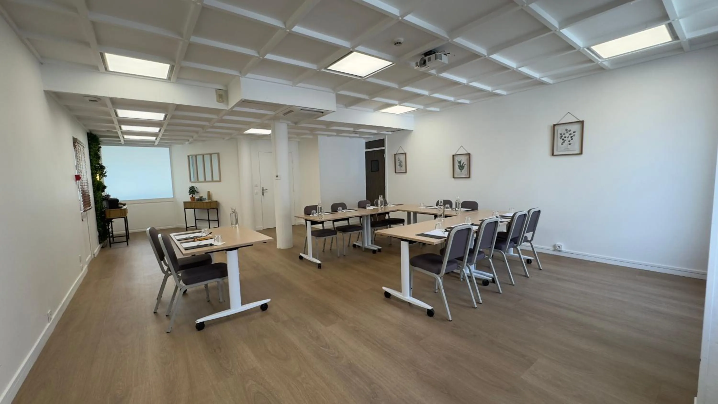 TV and multimedia in Best Western Voiron Centre