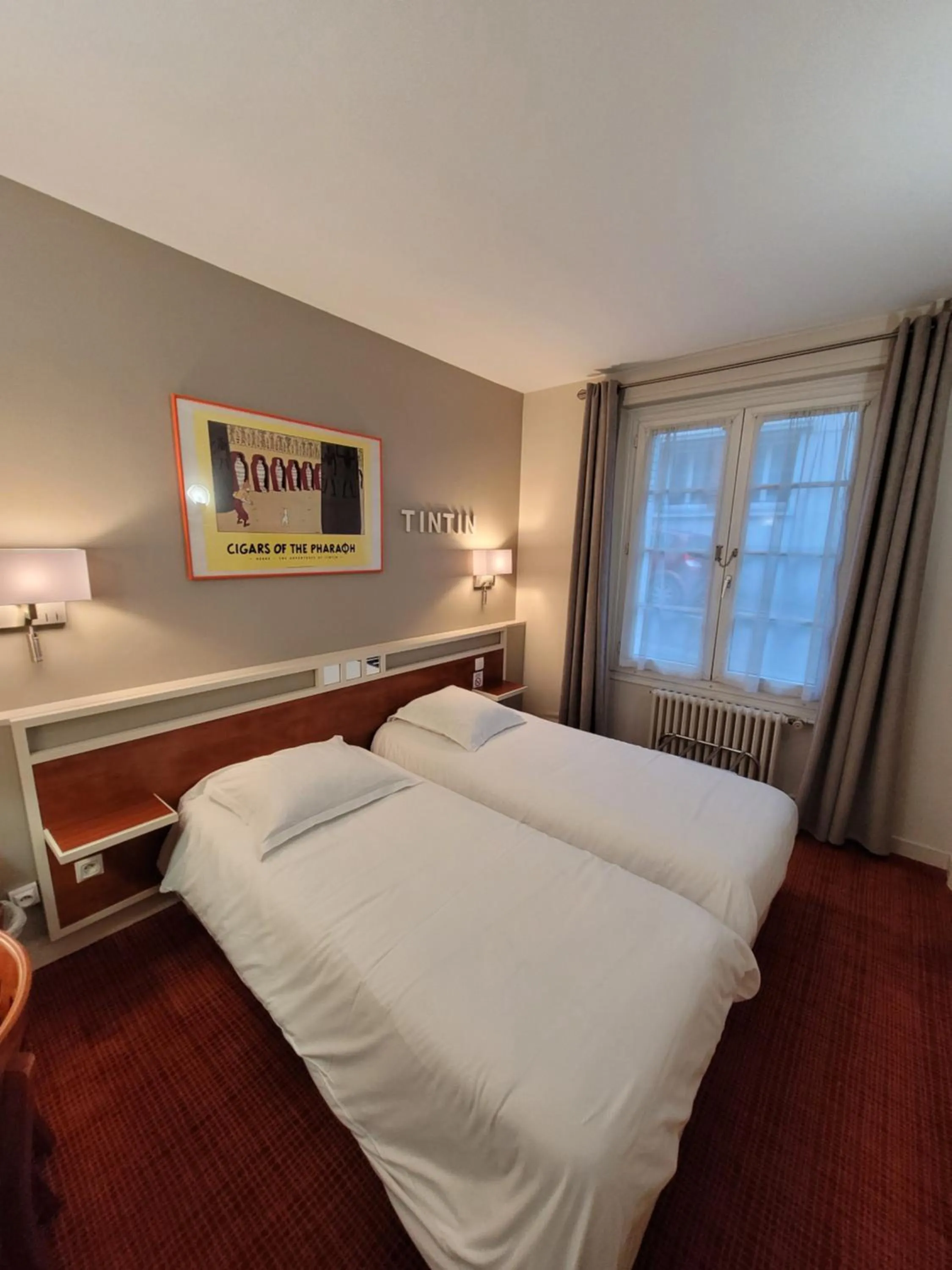 Photo of the whole room, Bed in Logis Hôtel Restaurant LE MONARQUE