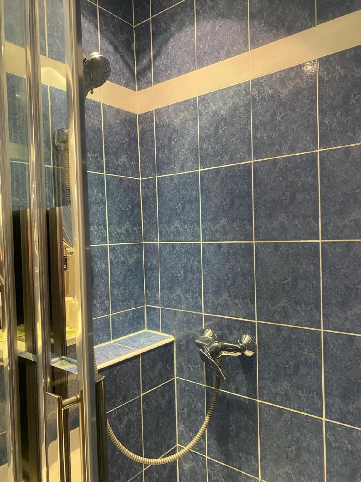 Bathroom in Logis Hôtel Restaurant LE MONARQUE