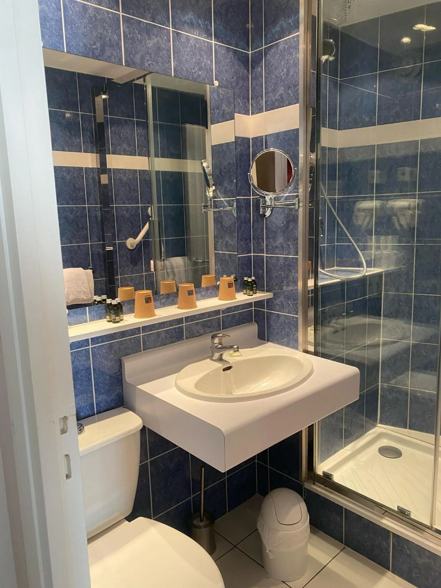 Shower in Logis Hôtel Restaurant LE MONARQUE