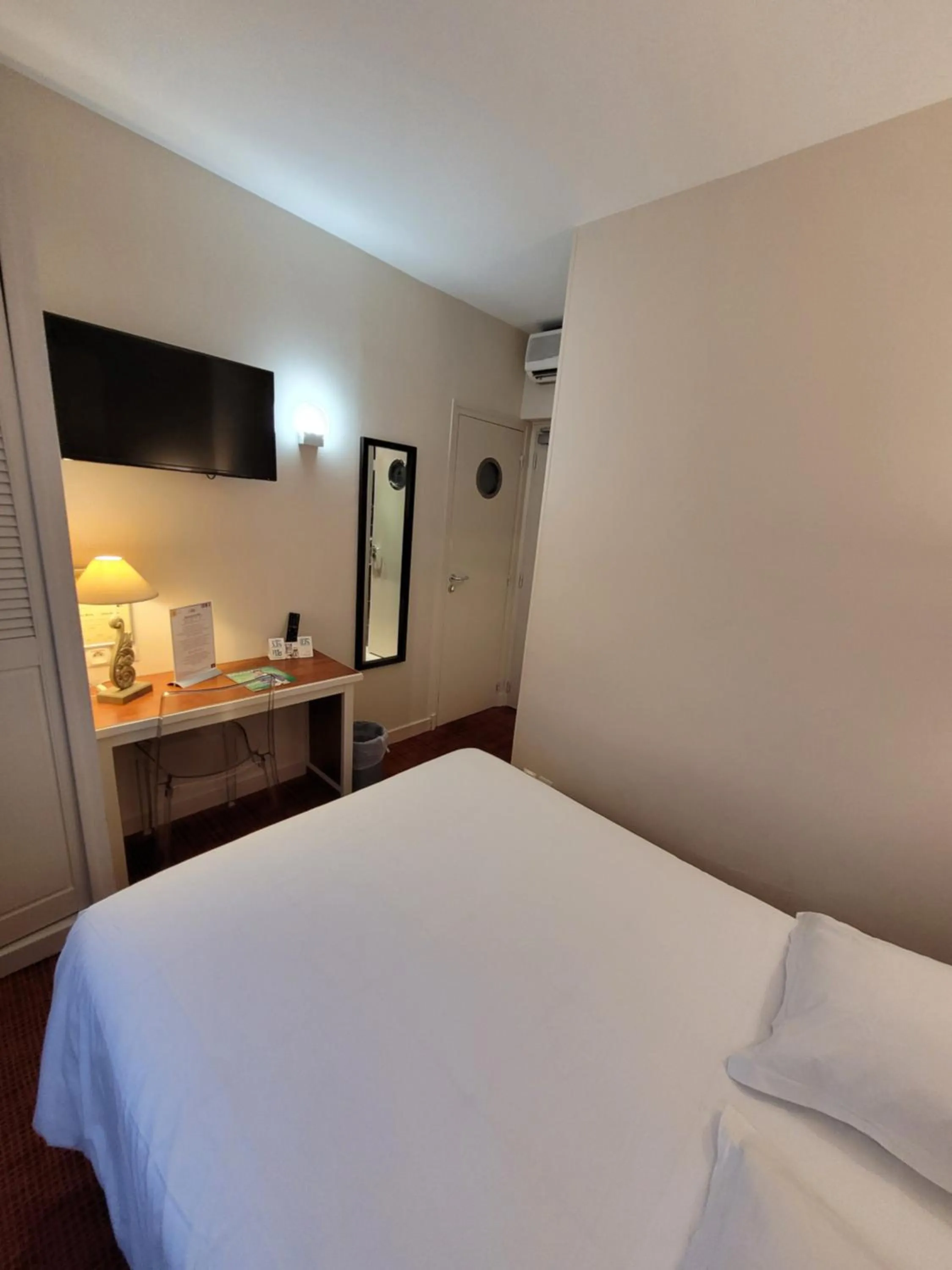 Photo of the whole room, Bed in Logis Hôtel Restaurant LE MONARQUE