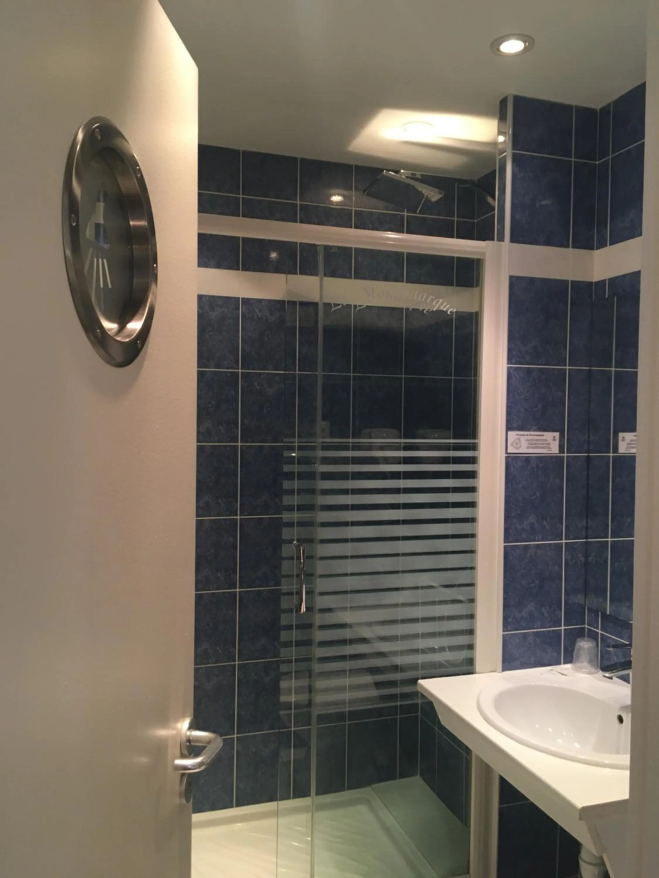 Bathroom in Logis Hôtel Restaurant LE MONARQUE