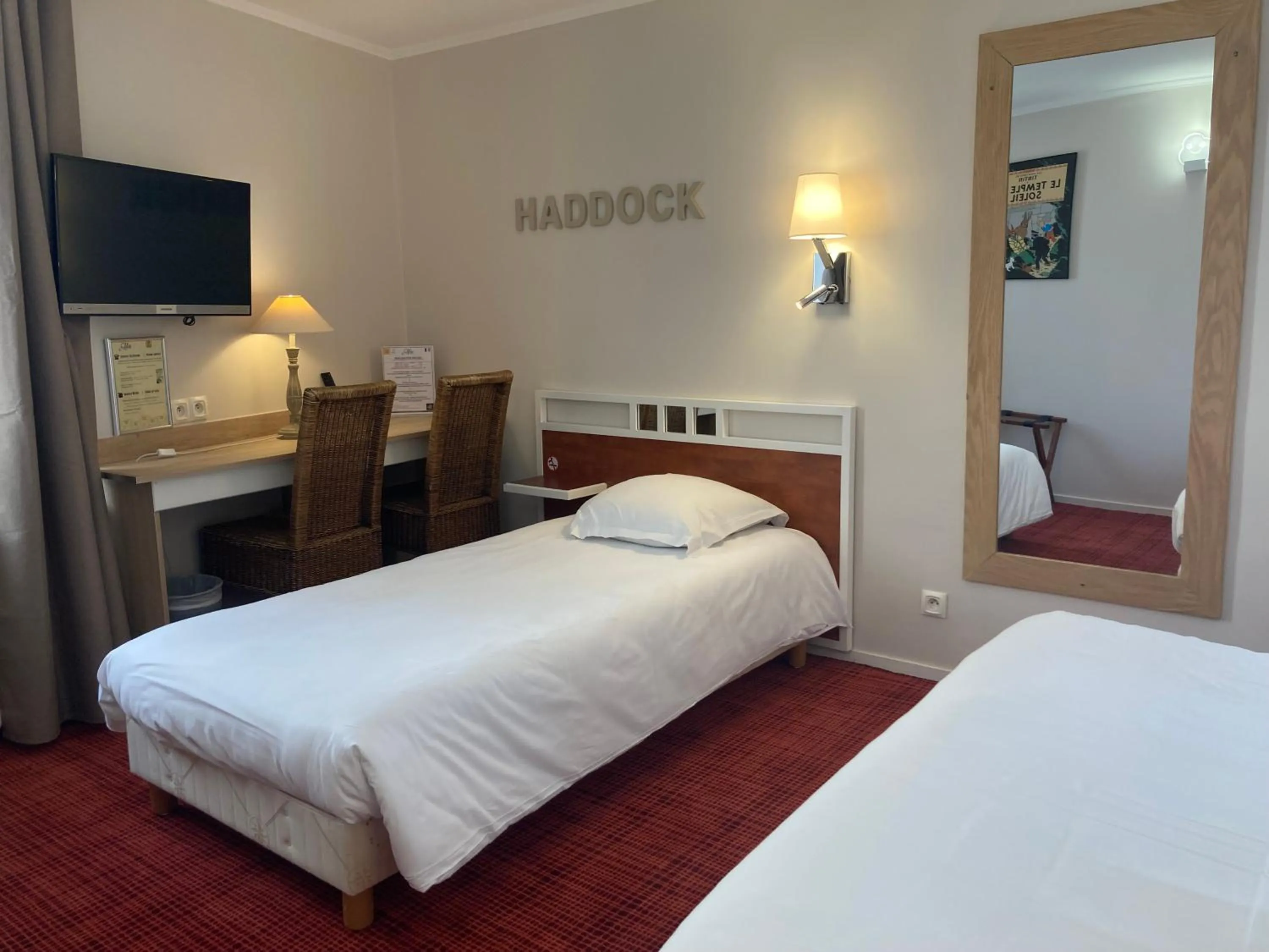 Photo of the whole room, Bed in Logis Hôtel Restaurant LE MONARQUE