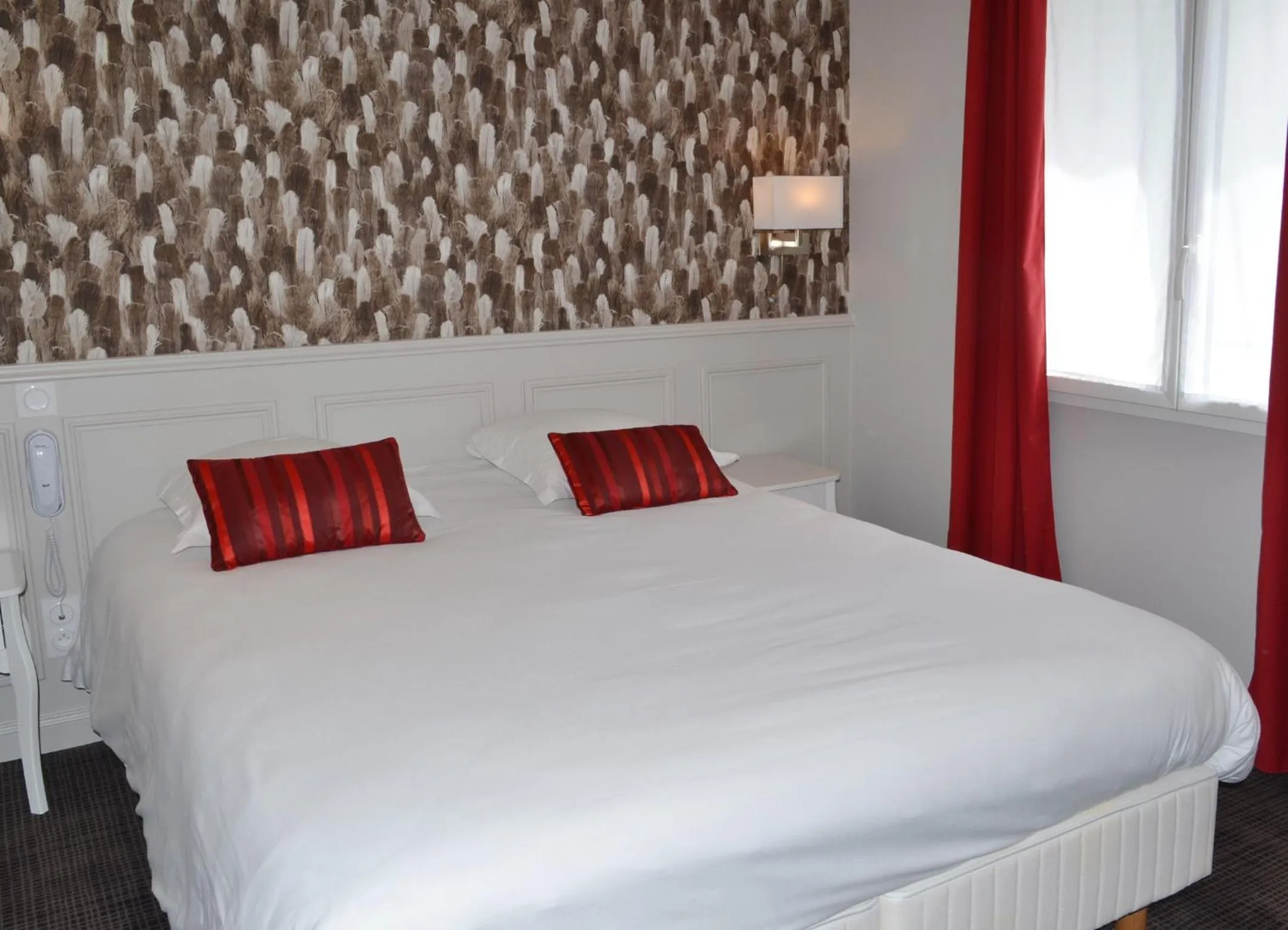 Bed in Logis Hôtel Restaurant LE MONARQUE