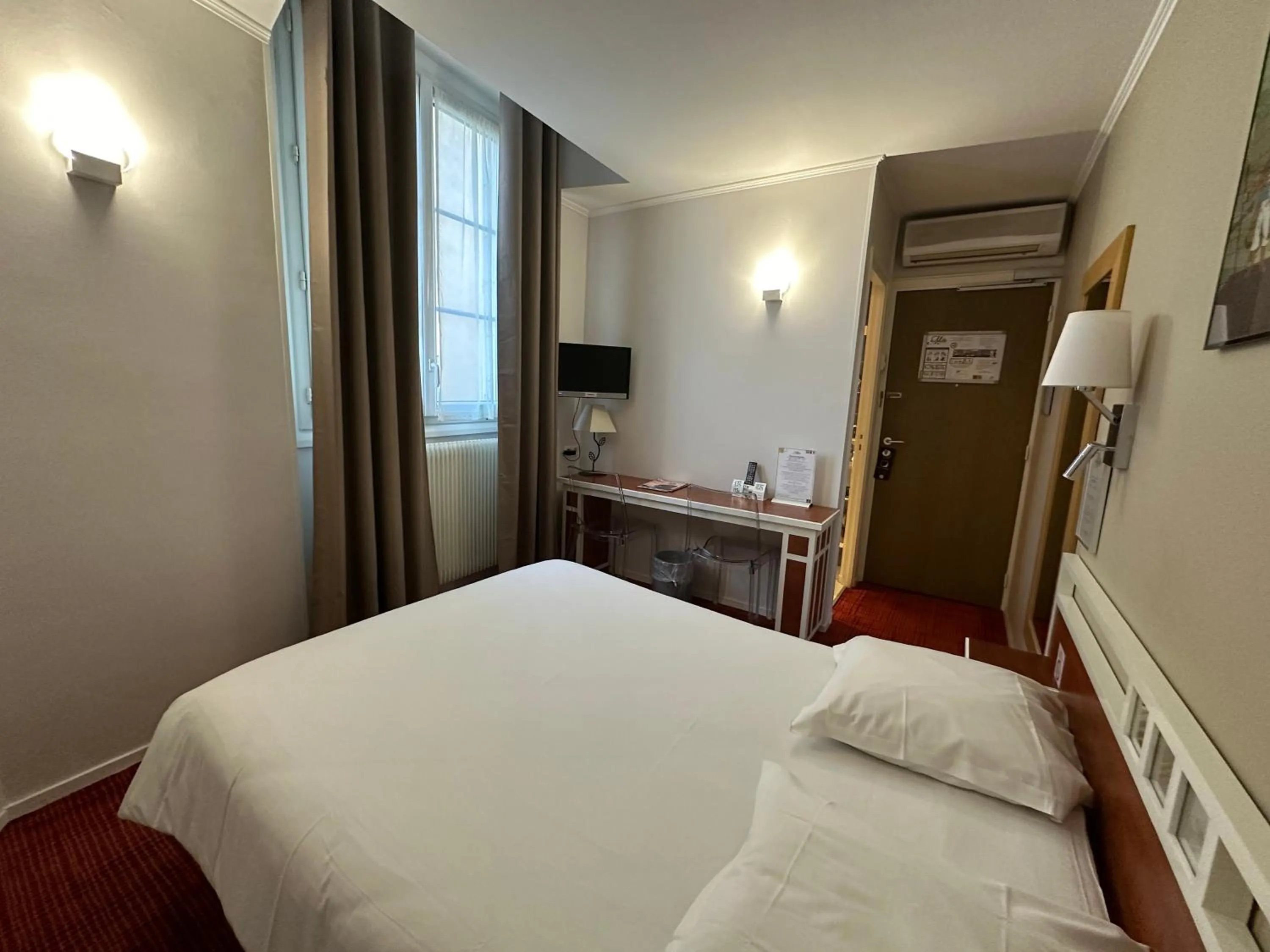 Photo of the whole room, Bed in Logis Hôtel Restaurant LE MONARQUE