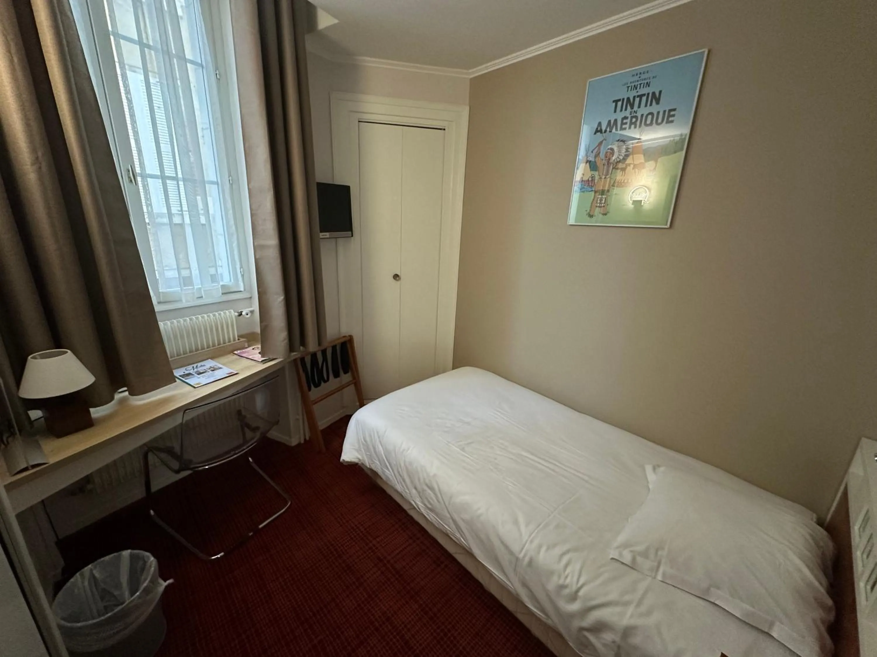 Photo of the whole room, Bed in Logis Hôtel Restaurant LE MONARQUE