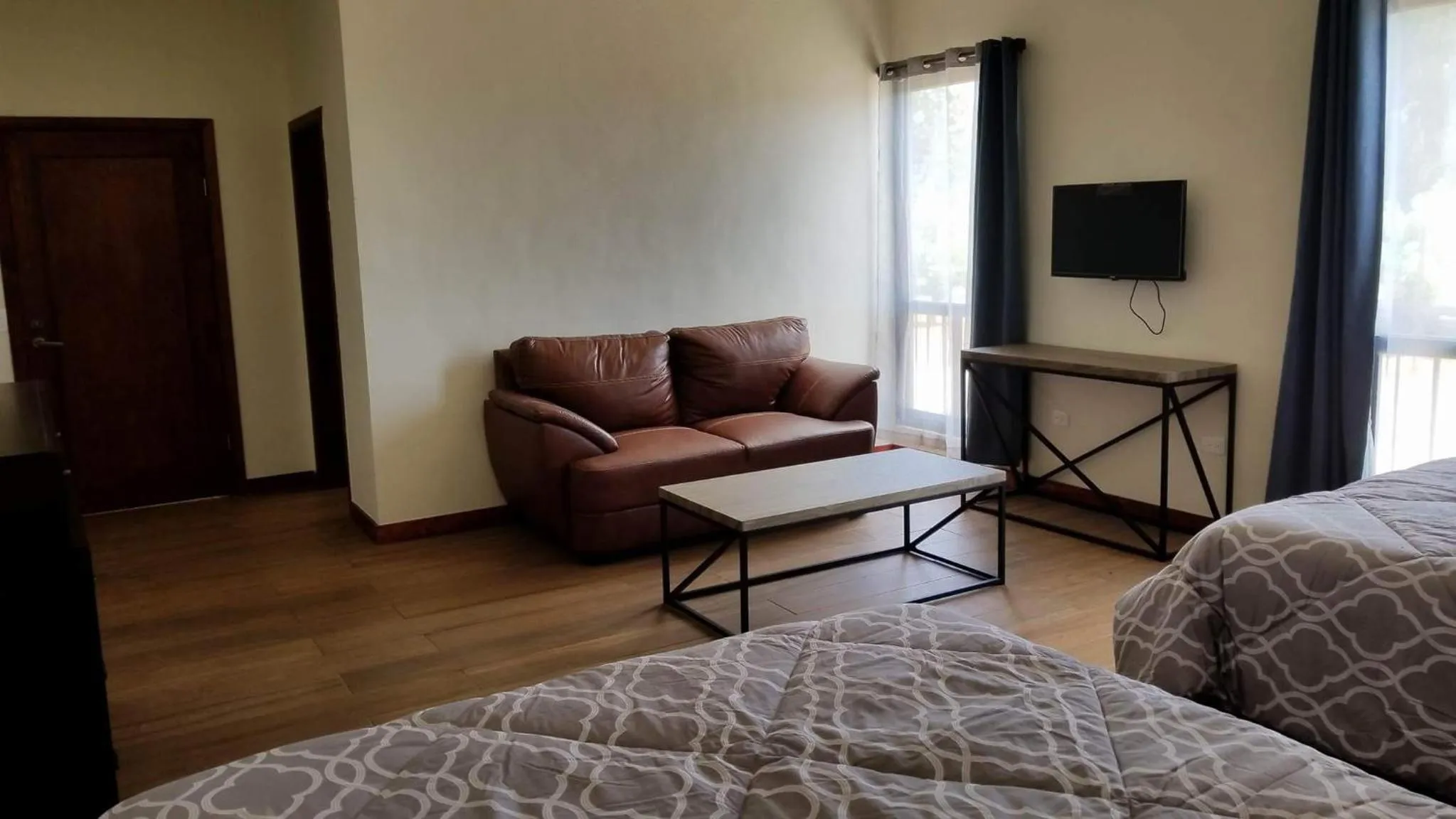 Communal lounge/ TV room, Bed in Villa Corsua