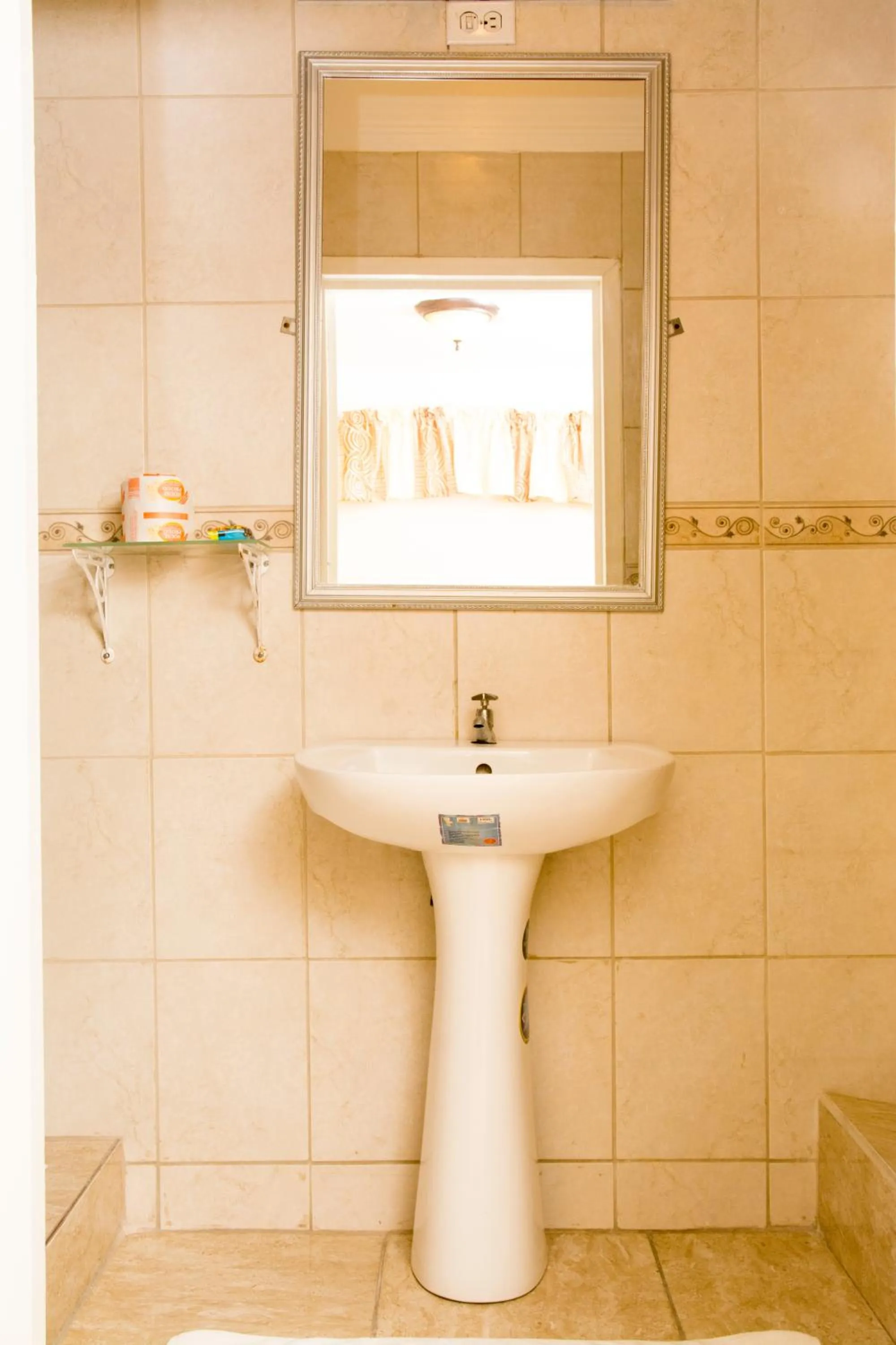 Shower in Windjammer International Cuisine & Comfort Inn