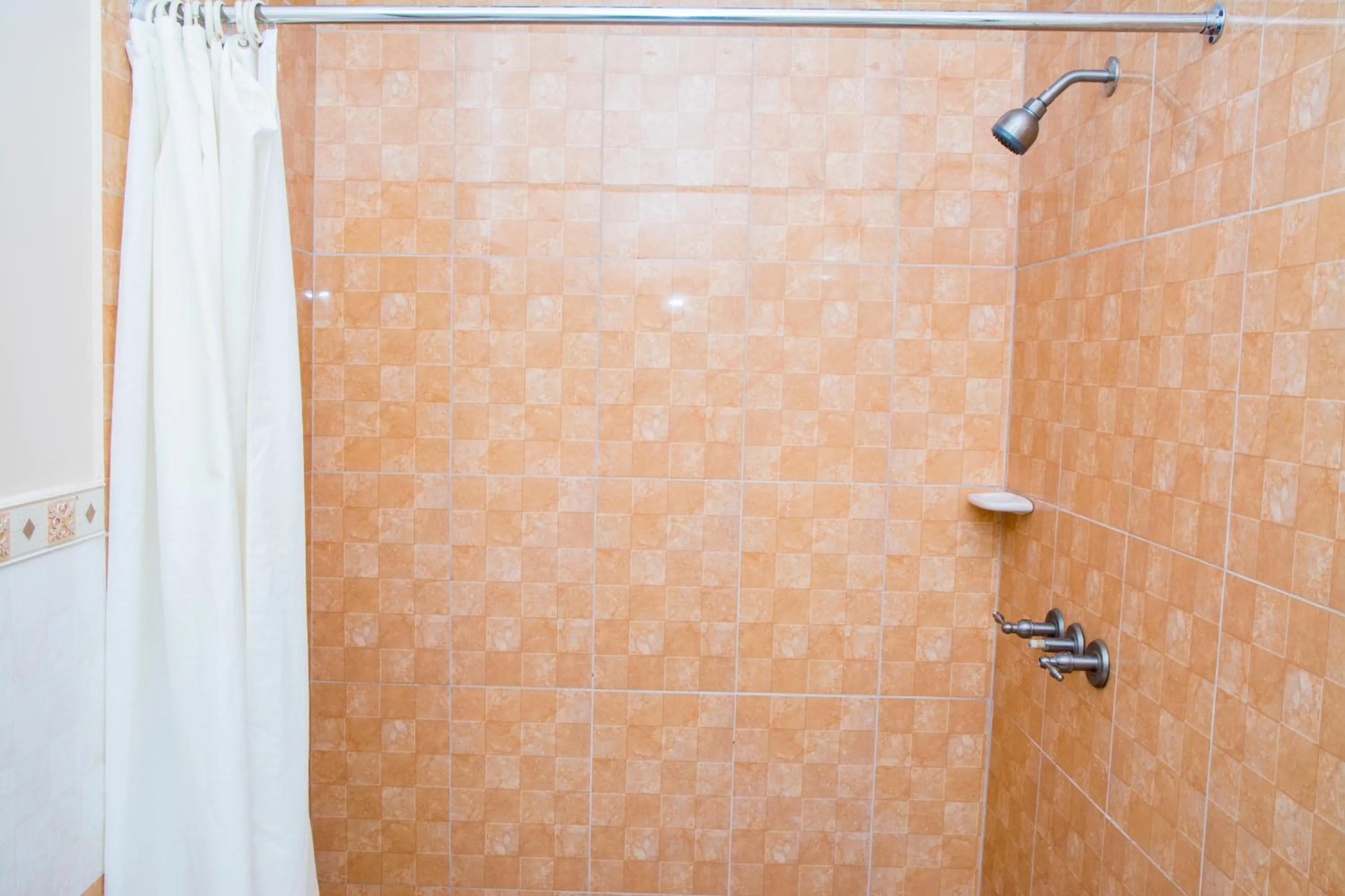 Shower in Windjammer International Cuisine & Comfort Inn