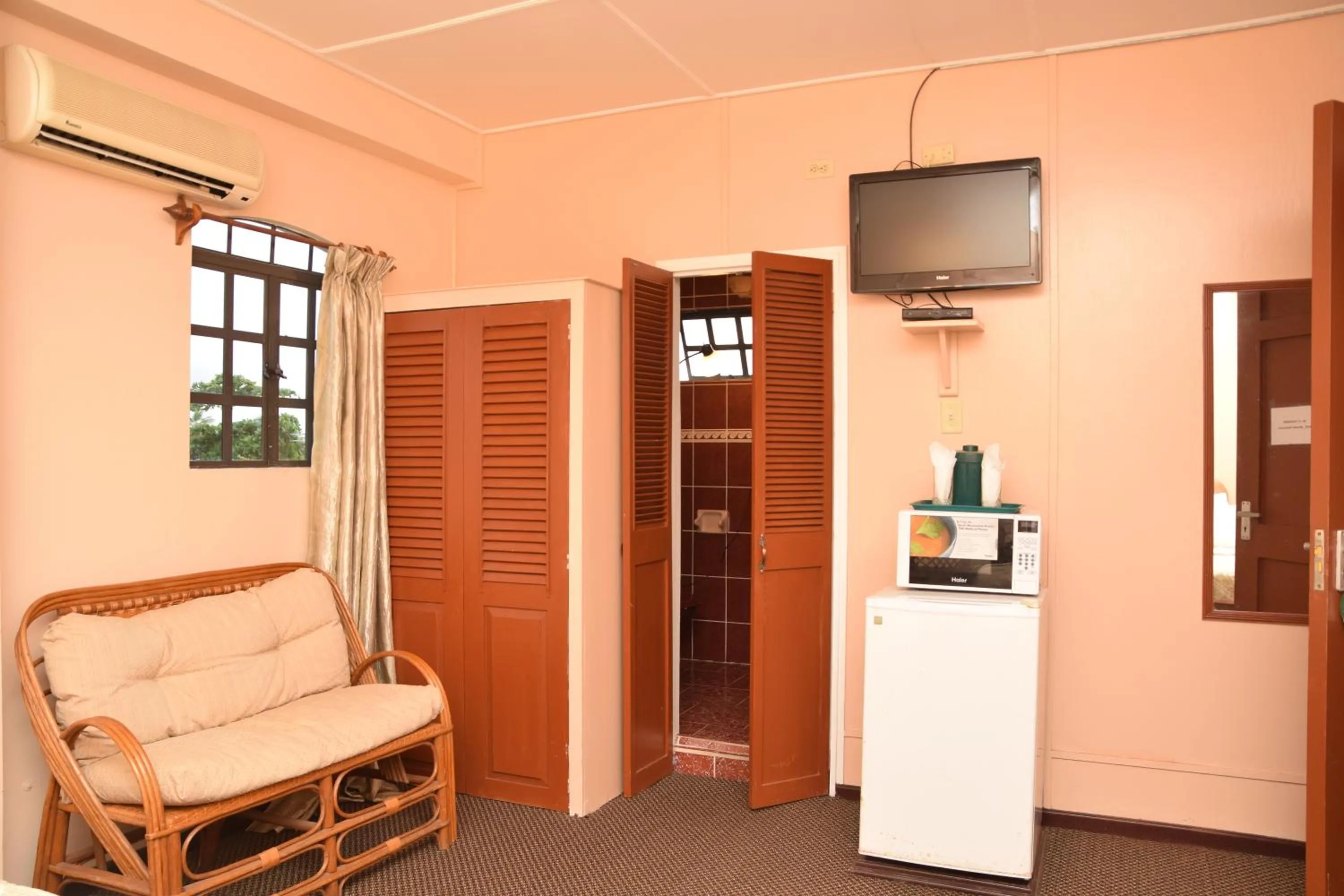 TV and multimedia in Windjammer International Cuisine & Comfort Inn