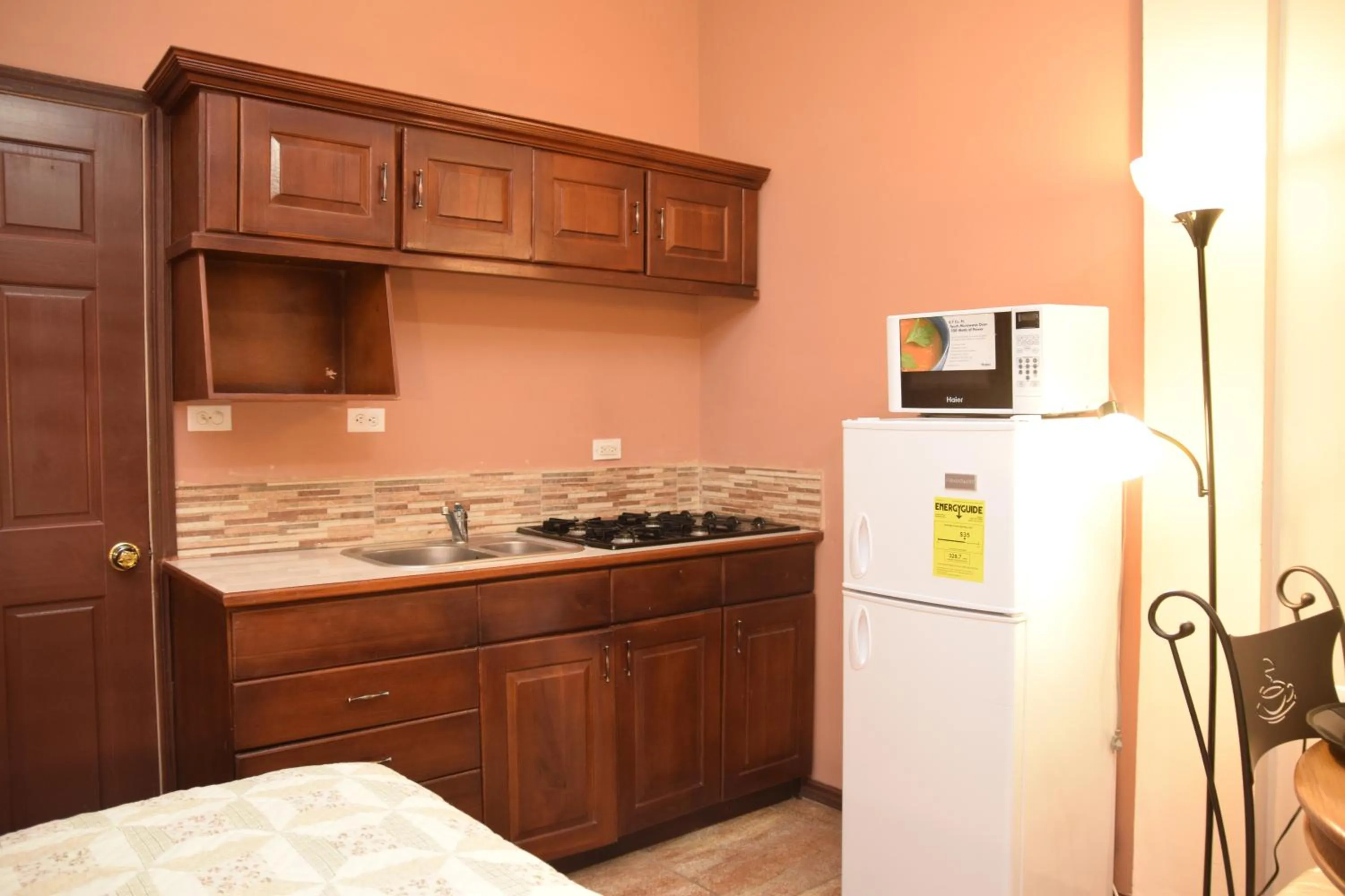 Kitchen or kitchenette in Windjammer International Cuisine & Comfort Inn