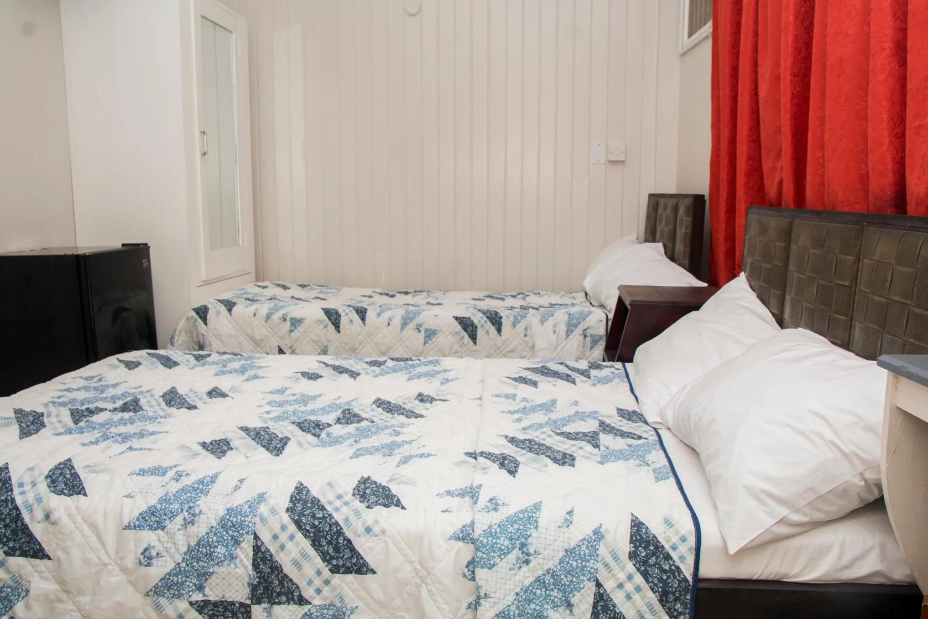 Bed in Windjammer International Cuisine & Comfort Inn
